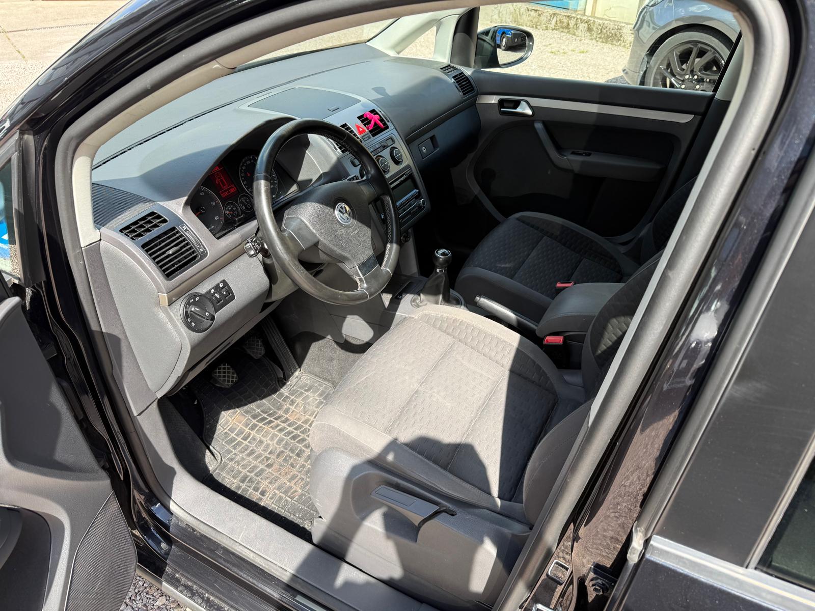 VW Touran 1.9 TDI BlueMotion Conceptline-image-4