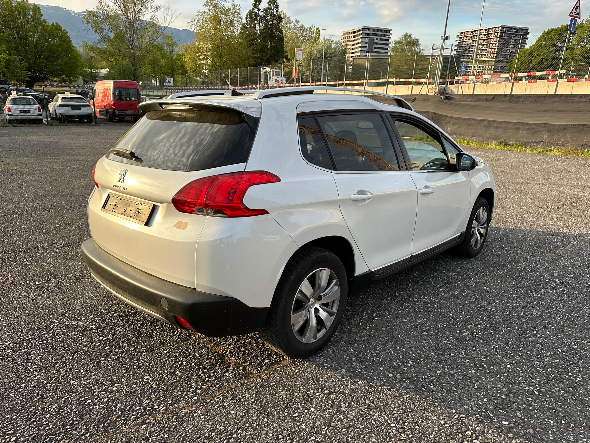 PEUGEOT 2008 1.6 BlueHDi Féline-image-2
