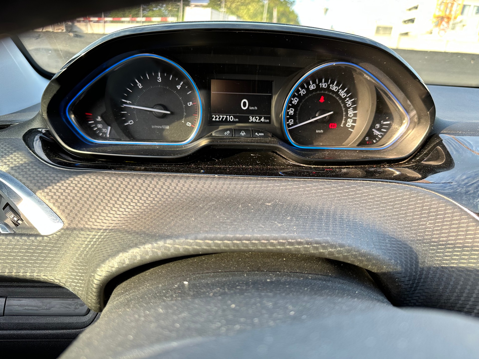 PEUGEOT 2008 1.6 BlueHDi Féline-image-8