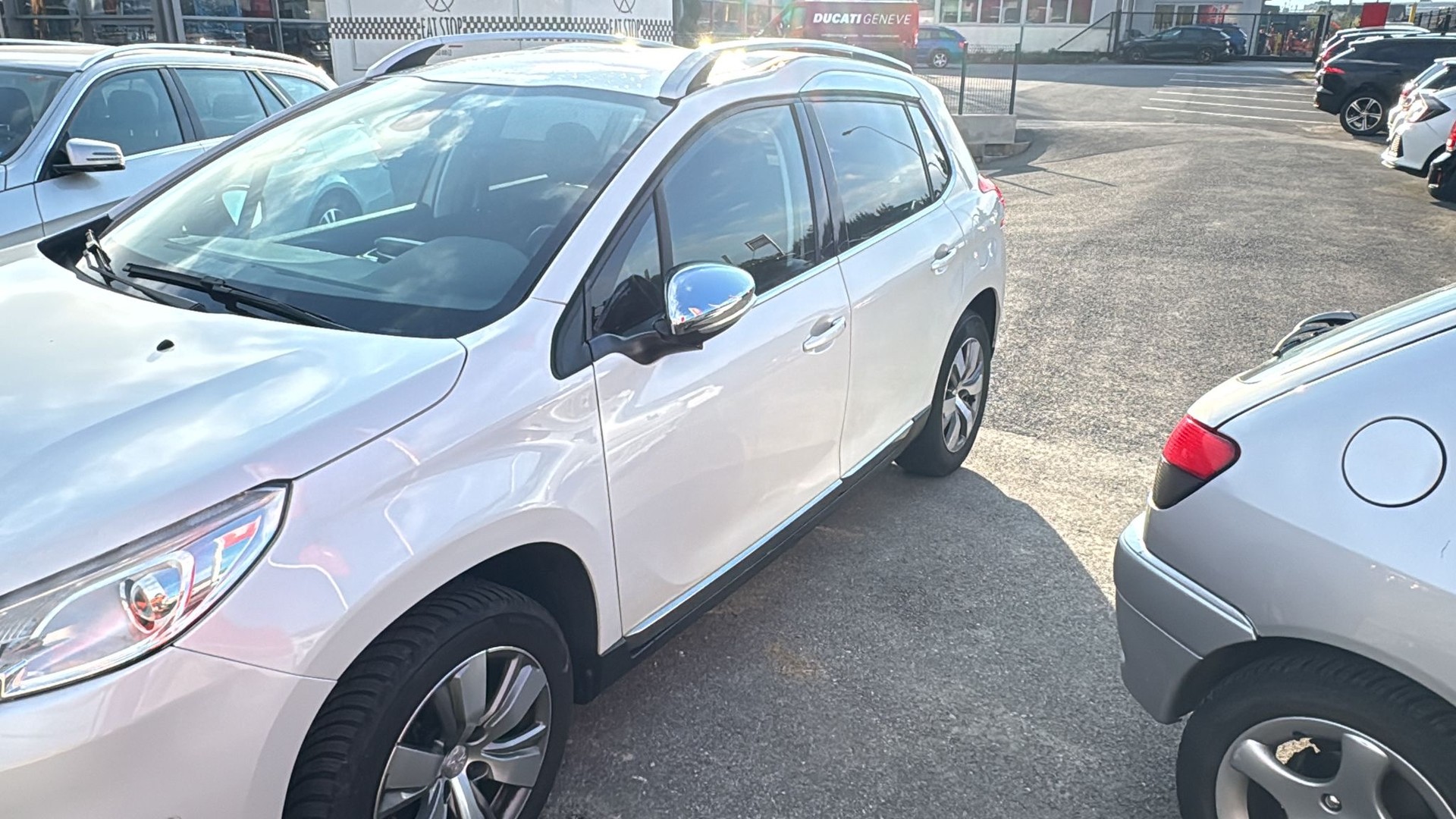 PEUGEOT 2008 1.6 BlueHDi Féline-image-3