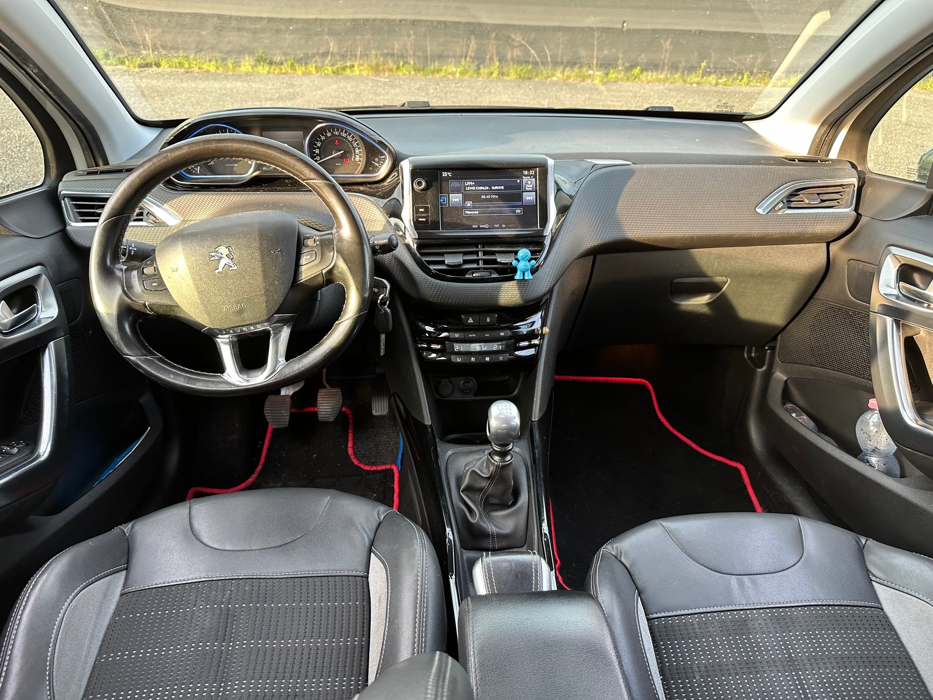 PEUGEOT 2008 1.6 BlueHDi Féline-image-5