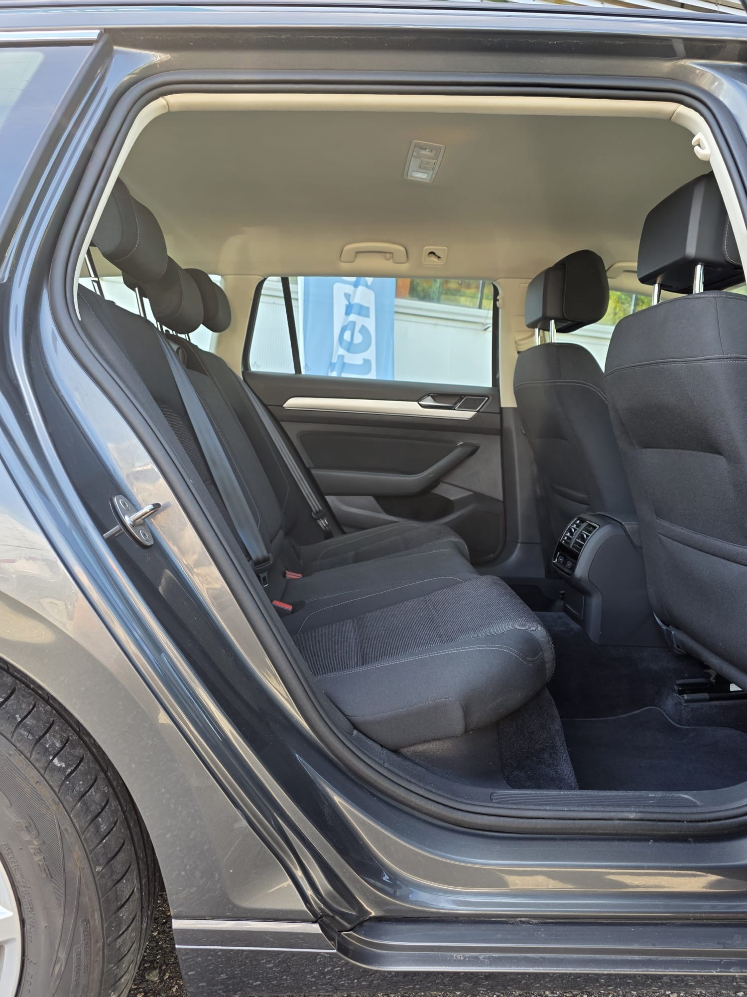 VW Passat Variant 2.0 TDI BMT Highline DSG 4Motion-image-9