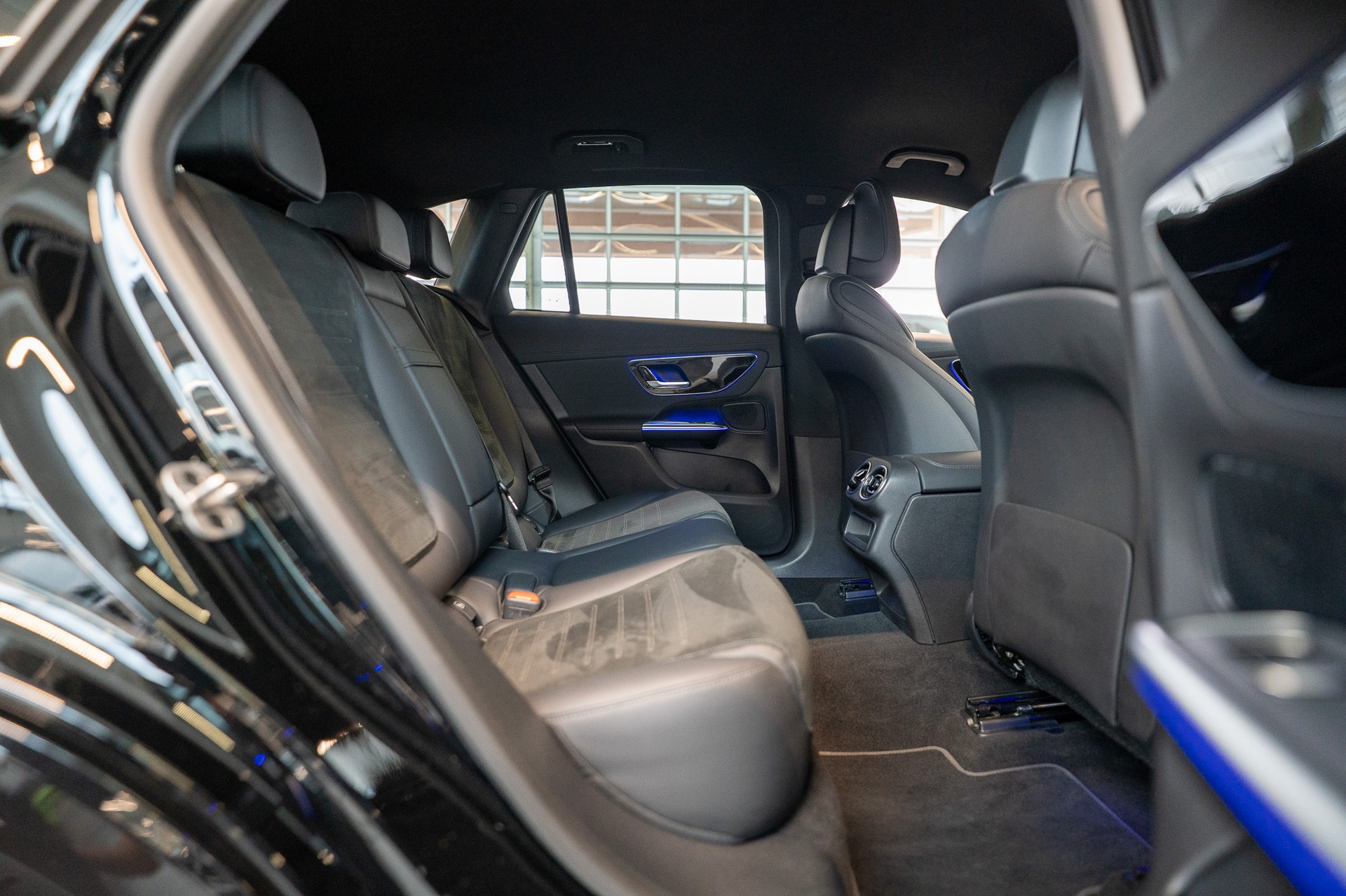 MERCEDES-BENZ GLC 300 d AMG Line 4matic / Rückfahrkamera / el.Sitze / Ambientebeleuchtung-image-13