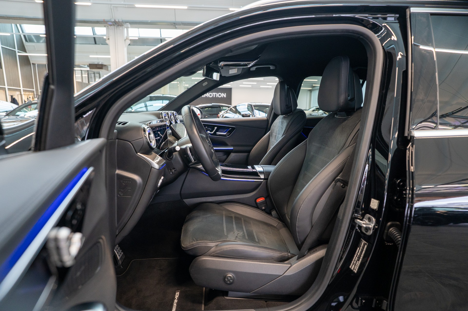 MERCEDES-BENZ GLC 300 d AMG Line 4matic / Rückfahrkamera / el.Sitze / Ambientebeleuchtung-image-8