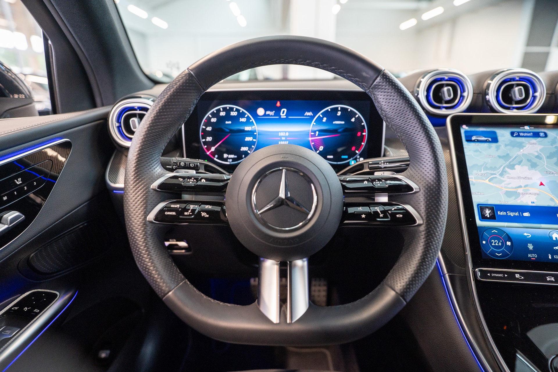 MERCEDES-BENZ GLC 300 d AMG Line 4matic / Rückfahrkamera / el.Sitze / Ambientebeleuchtung-image-17