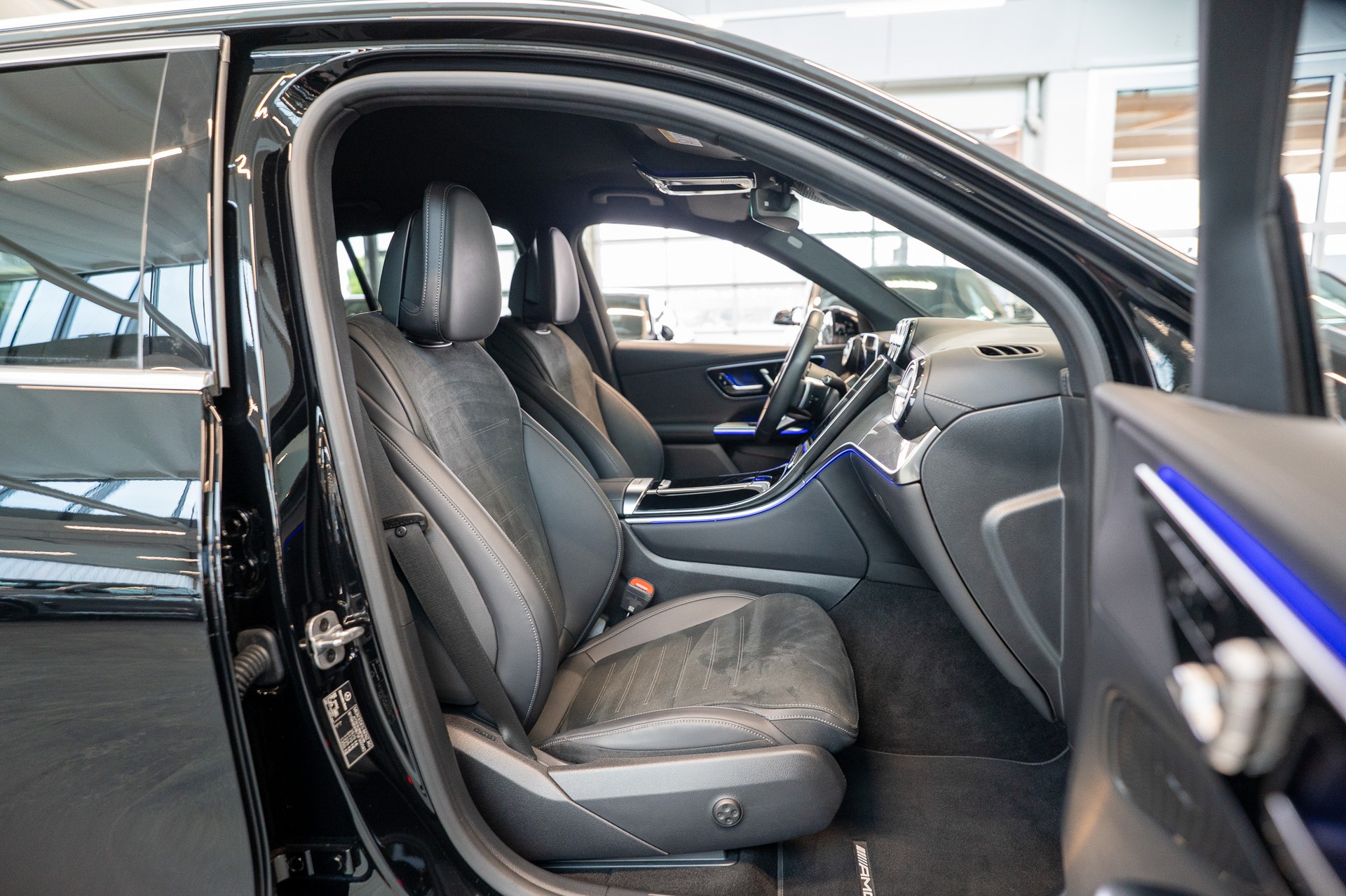 MERCEDES-BENZ GLC 300 d AMG Line 4matic / Rückfahrkamera / el.Sitze / Ambientebeleuchtung-image-14