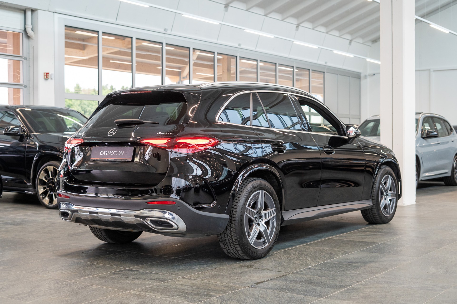 MERCEDES-BENZ GLC 300 d AMG Line 4matic / Rückfahrkamera / el.Sitze / Ambientebeleuchtung-image-3