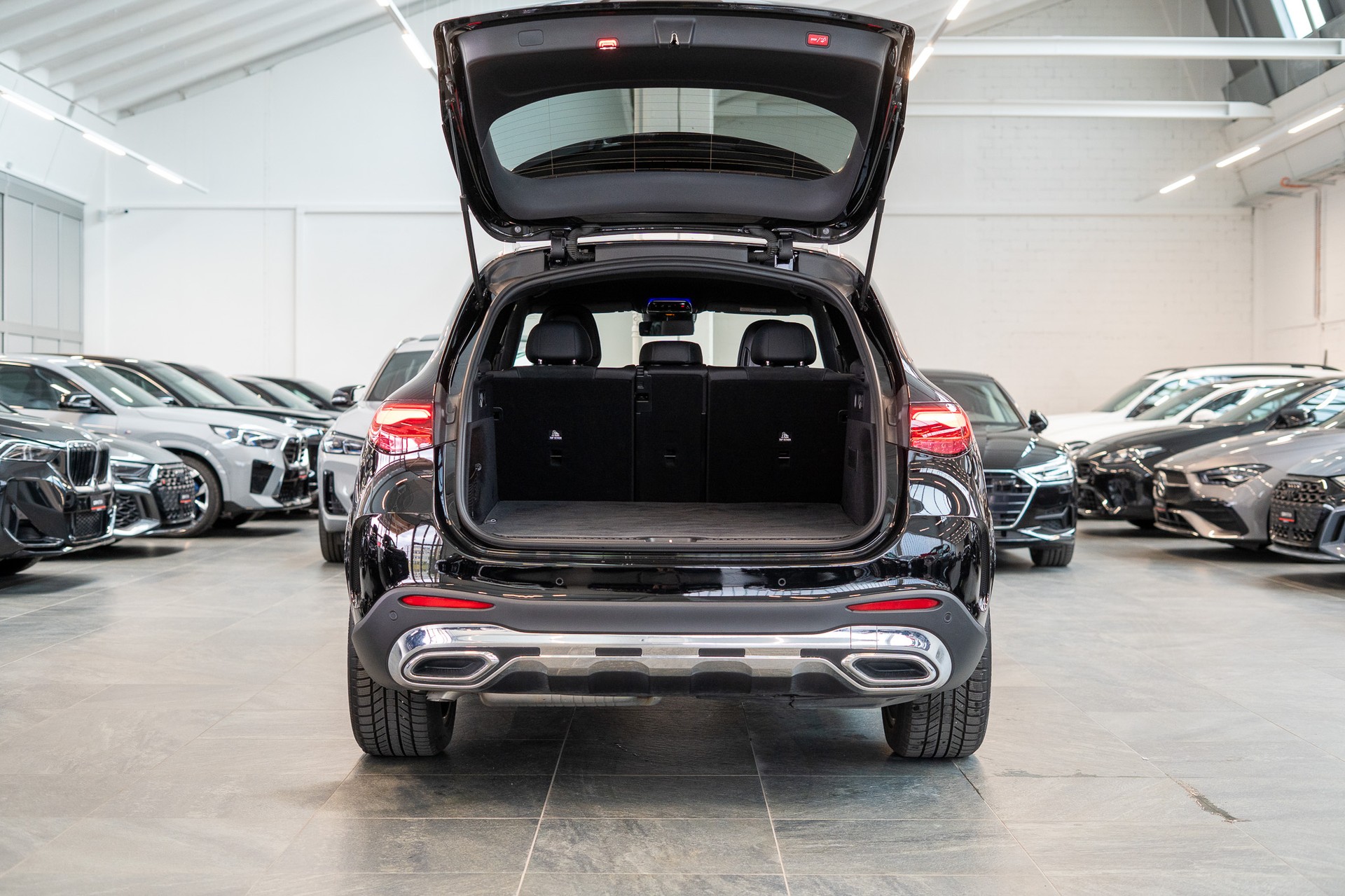 MERCEDES-BENZ GLC 300 d AMG Line 4matic / Rückfahrkamera / el.Sitze / Ambientebeleuchtung-image-6
