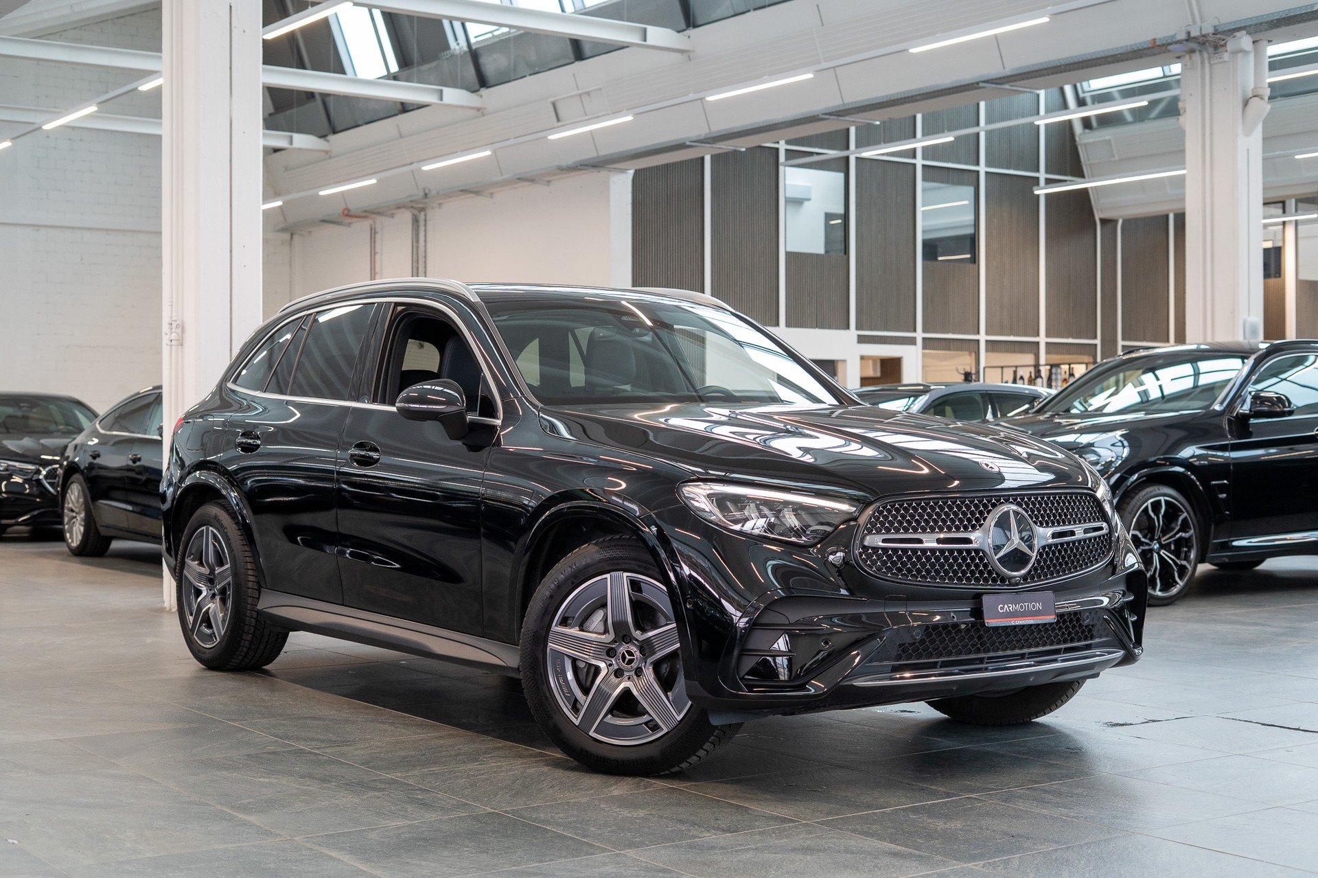 MERCEDES-BENZ GLC 300 d AMG Line 4matic / Rückfahrkamera / el.Sitze / Ambientebeleuchtung-image-2