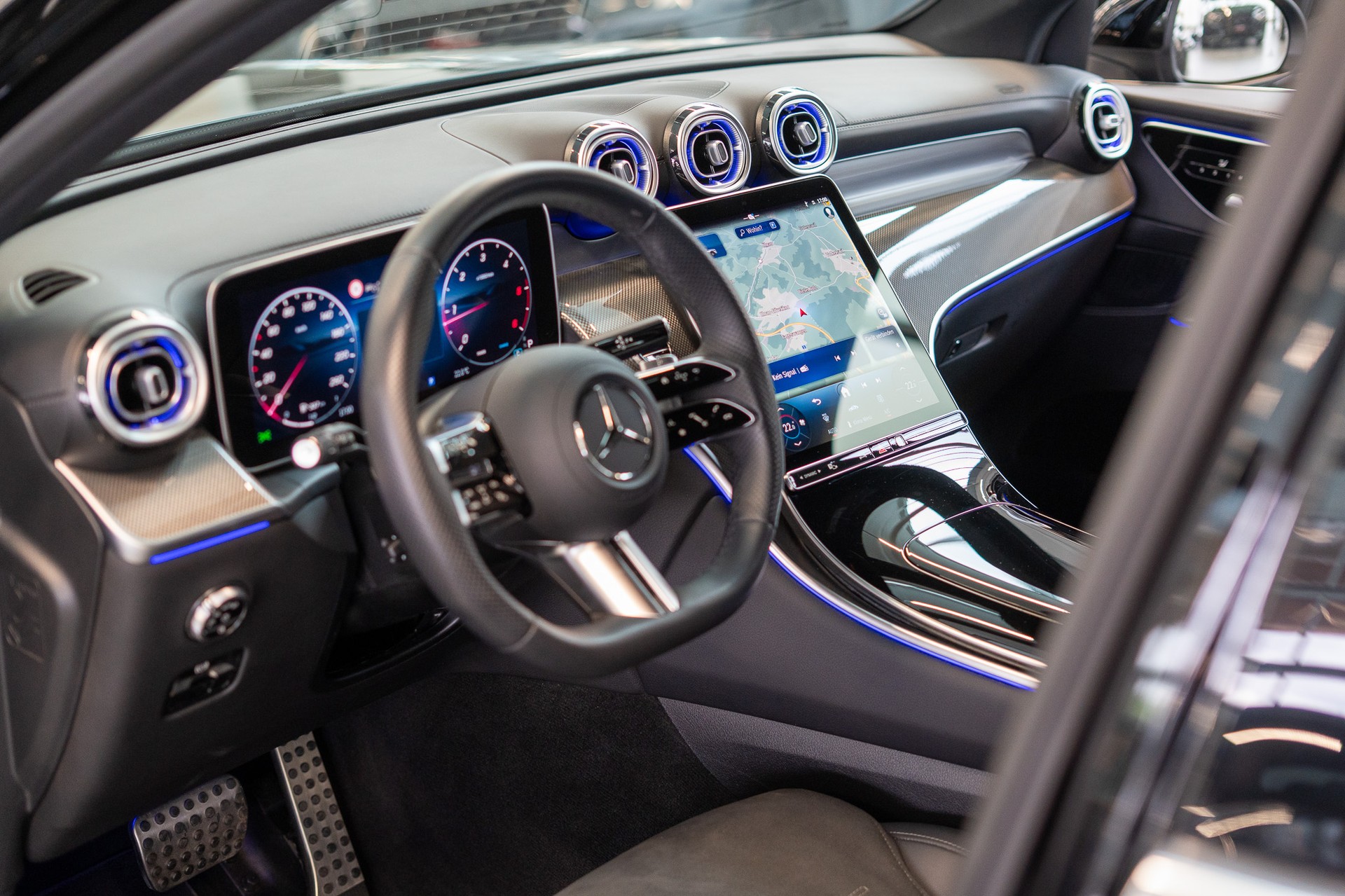 MERCEDES-BENZ GLC 300 d AMG Line 4matic / Rückfahrkamera / el.Sitze / Ambientebeleuchtung-image-9