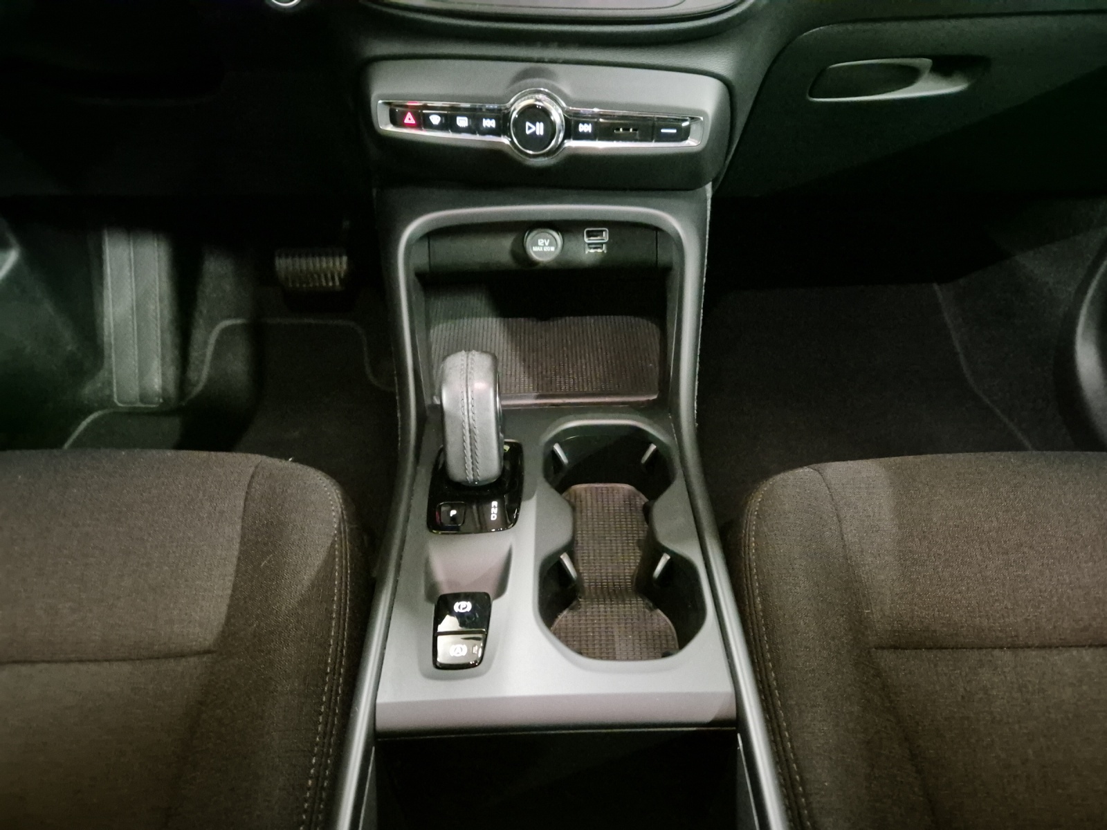 VOLVO XC40 1.5 T3 Momentum Light-image-14