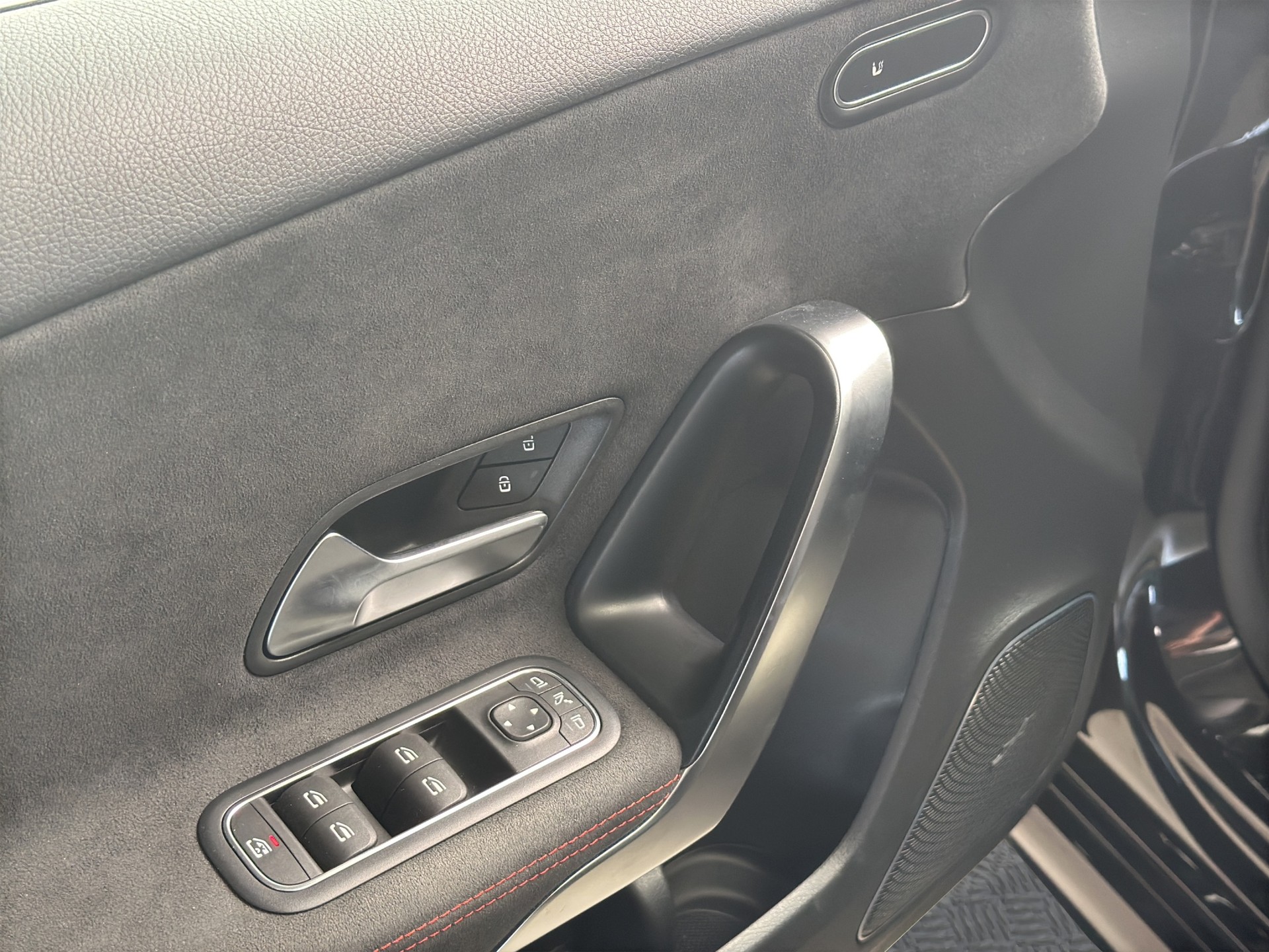 MERCEDES-BENZ A 200 d 8G-DCT AMG Line-image-8