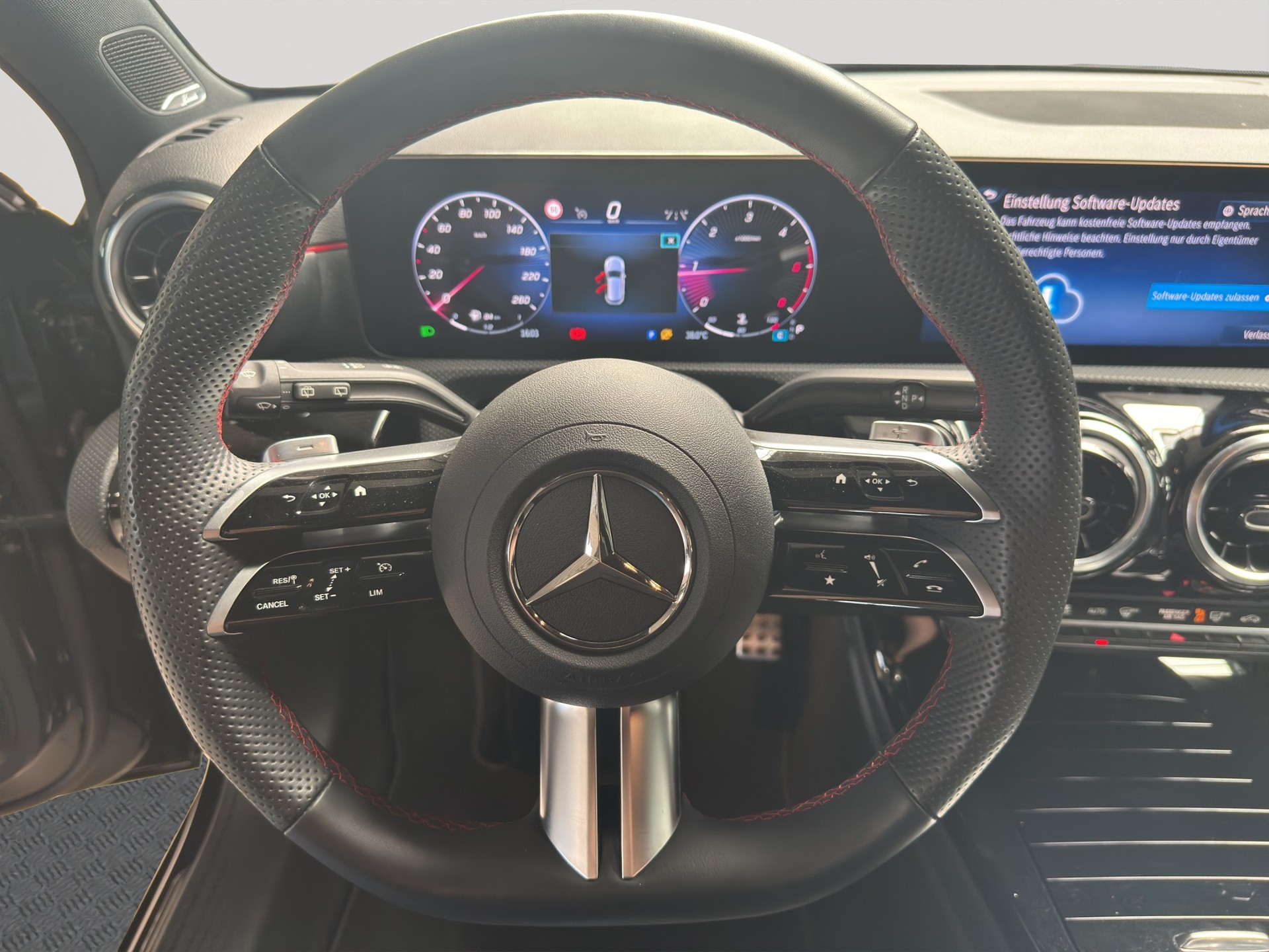 MERCEDES-BENZ A 200 d 8G-DCT AMG Line-image-9