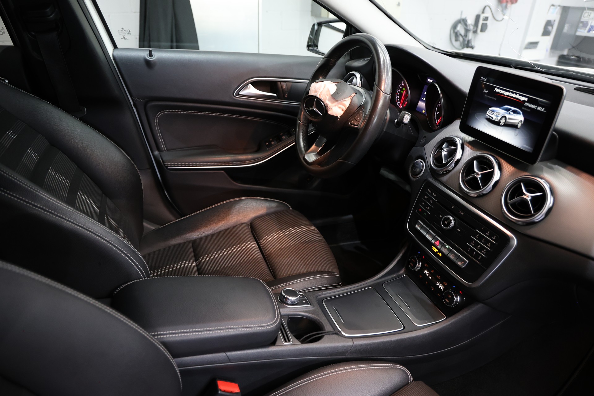 MERCEDES-BENZ GLA 200 Night Star 7G-DCT-image-15