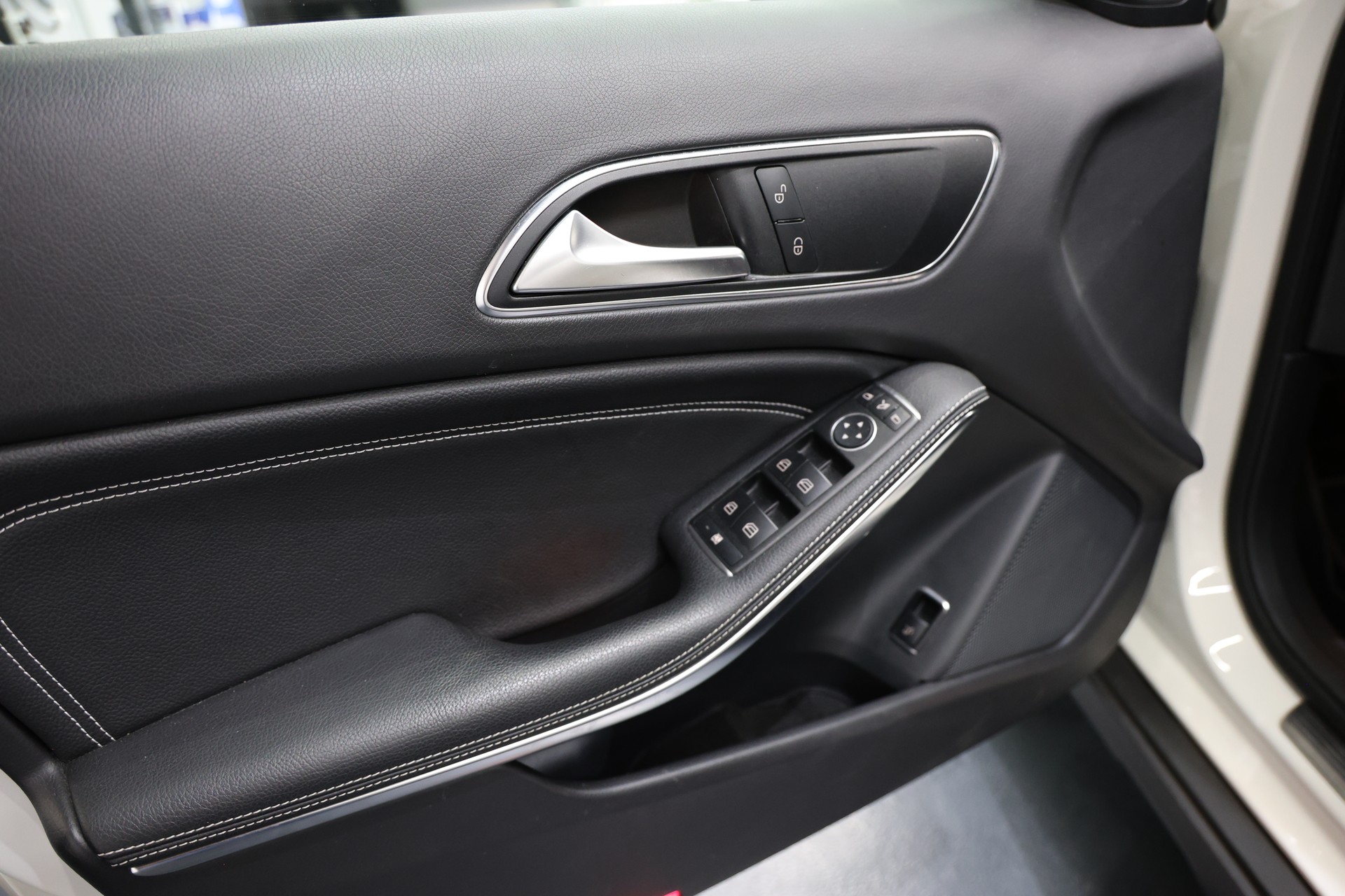 MERCEDES-BENZ GLA 200 Night Star 7G-DCT-image-13