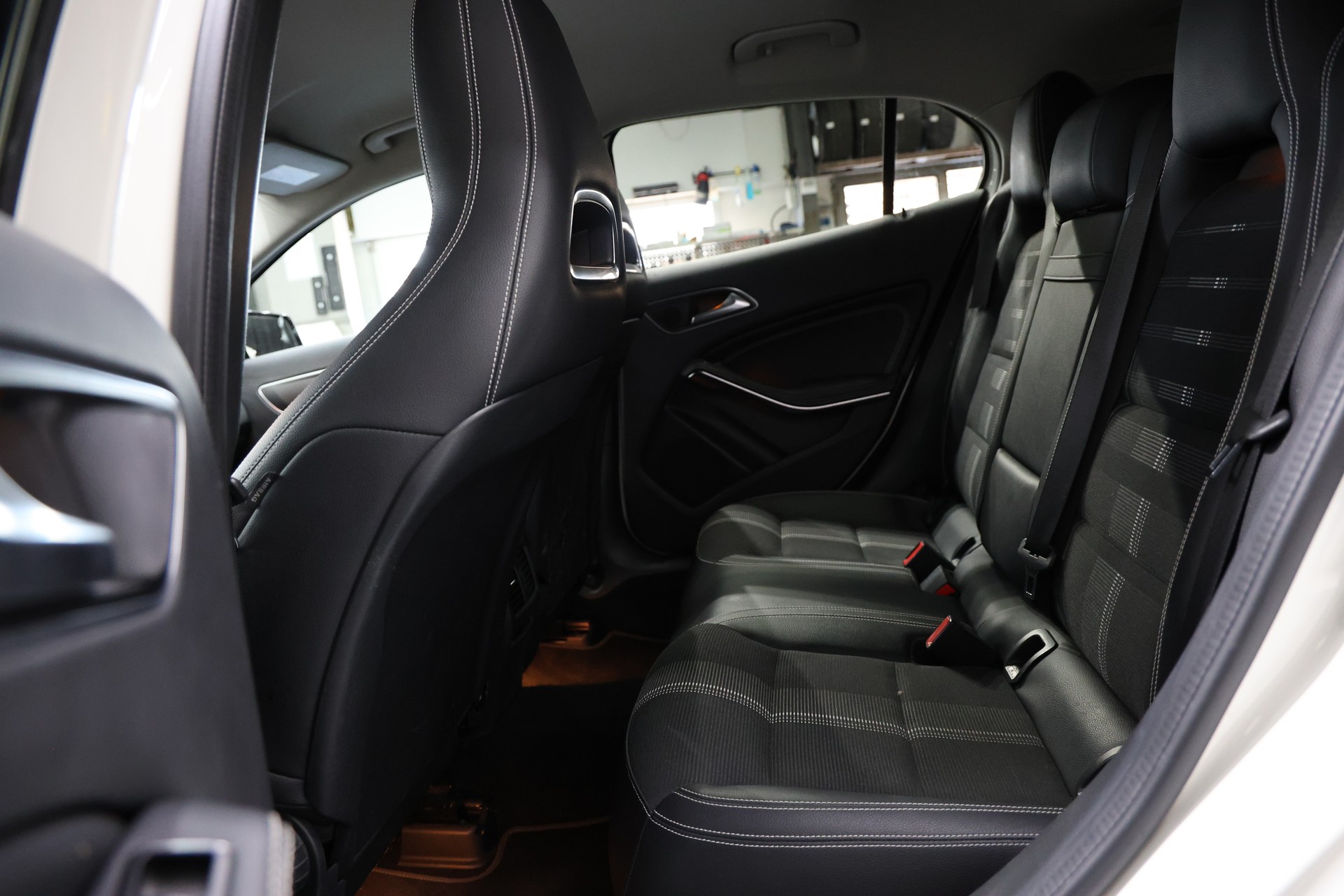 MERCEDES-BENZ GLA 200 Night Star 7G-DCT-image-11