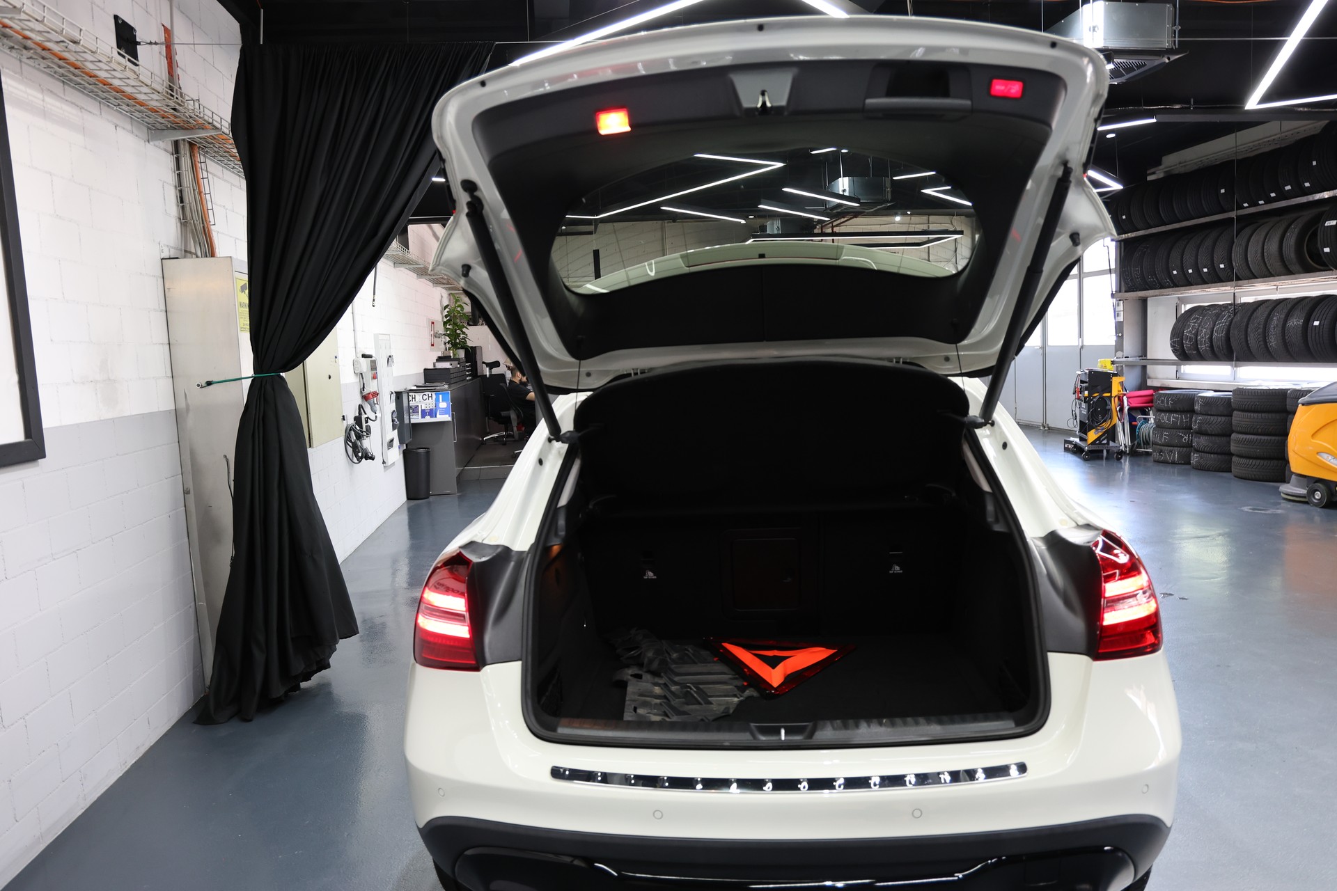 MERCEDES-BENZ GLA 200 Night Star 7G-DCT-image-10