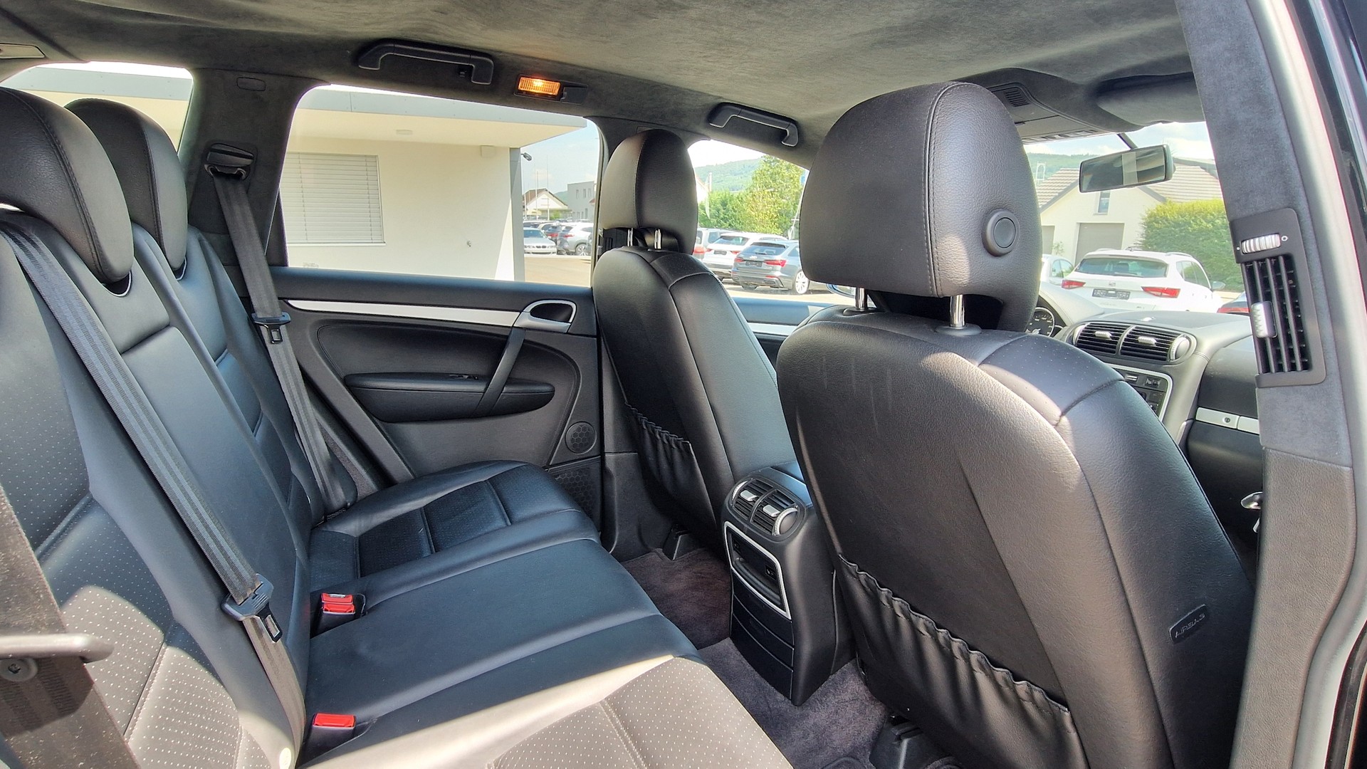 PORSCHE Cayenne Turbo-image-13