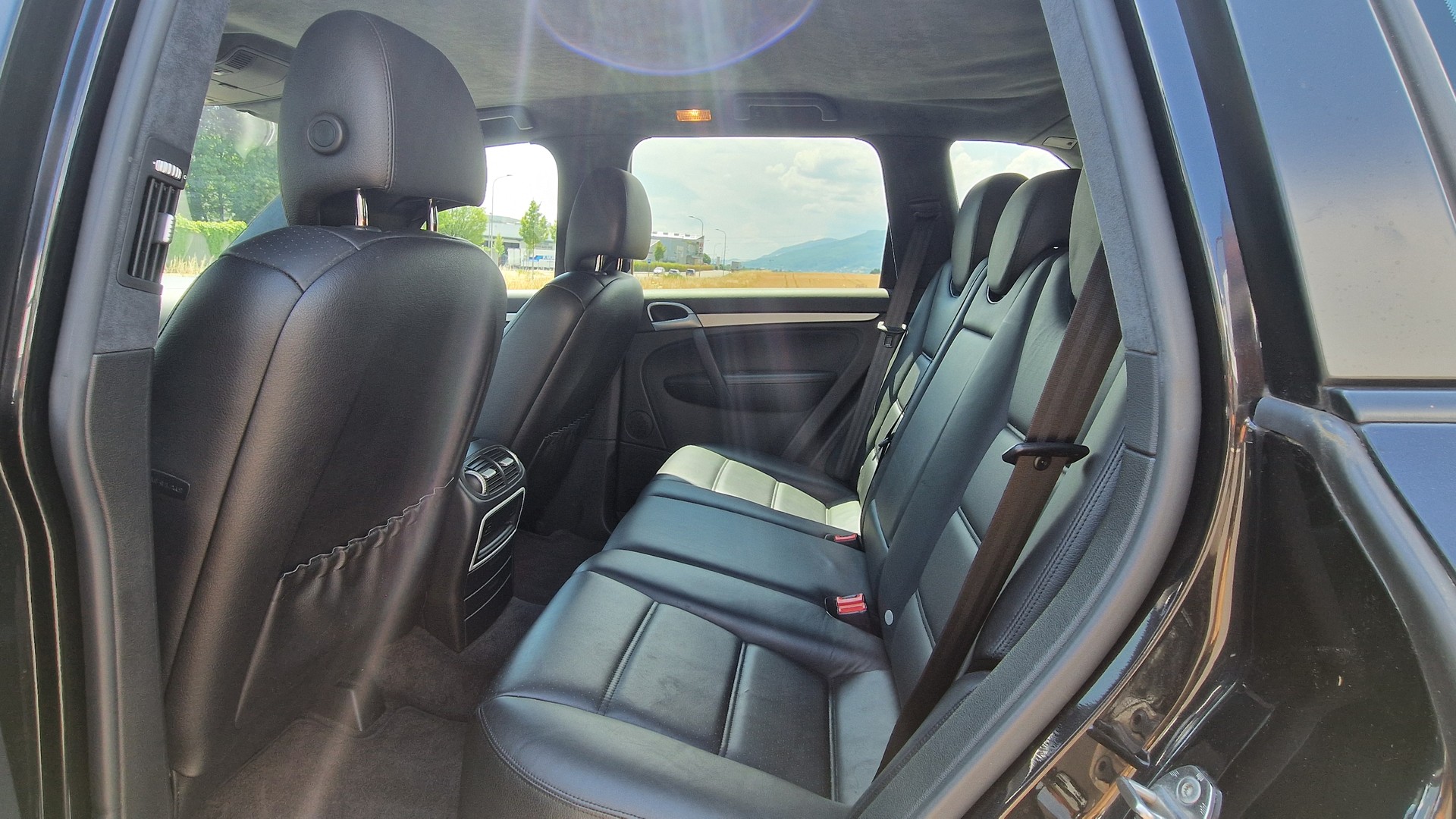PORSCHE Cayenne Turbo-image-11