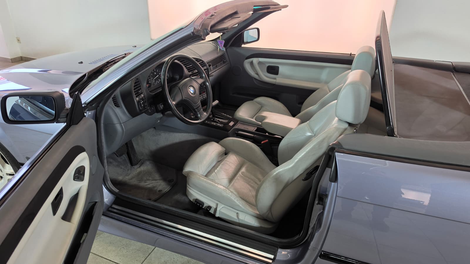 BMW E36 325i Cabrio, TOP FAHRZEUG, FRISCH AB SERVICE UND FRISCH AB MFK OPTISCH UND TECHNISCH EINWANDFREI LIEBHABER FAHRZEUG.-image-9
