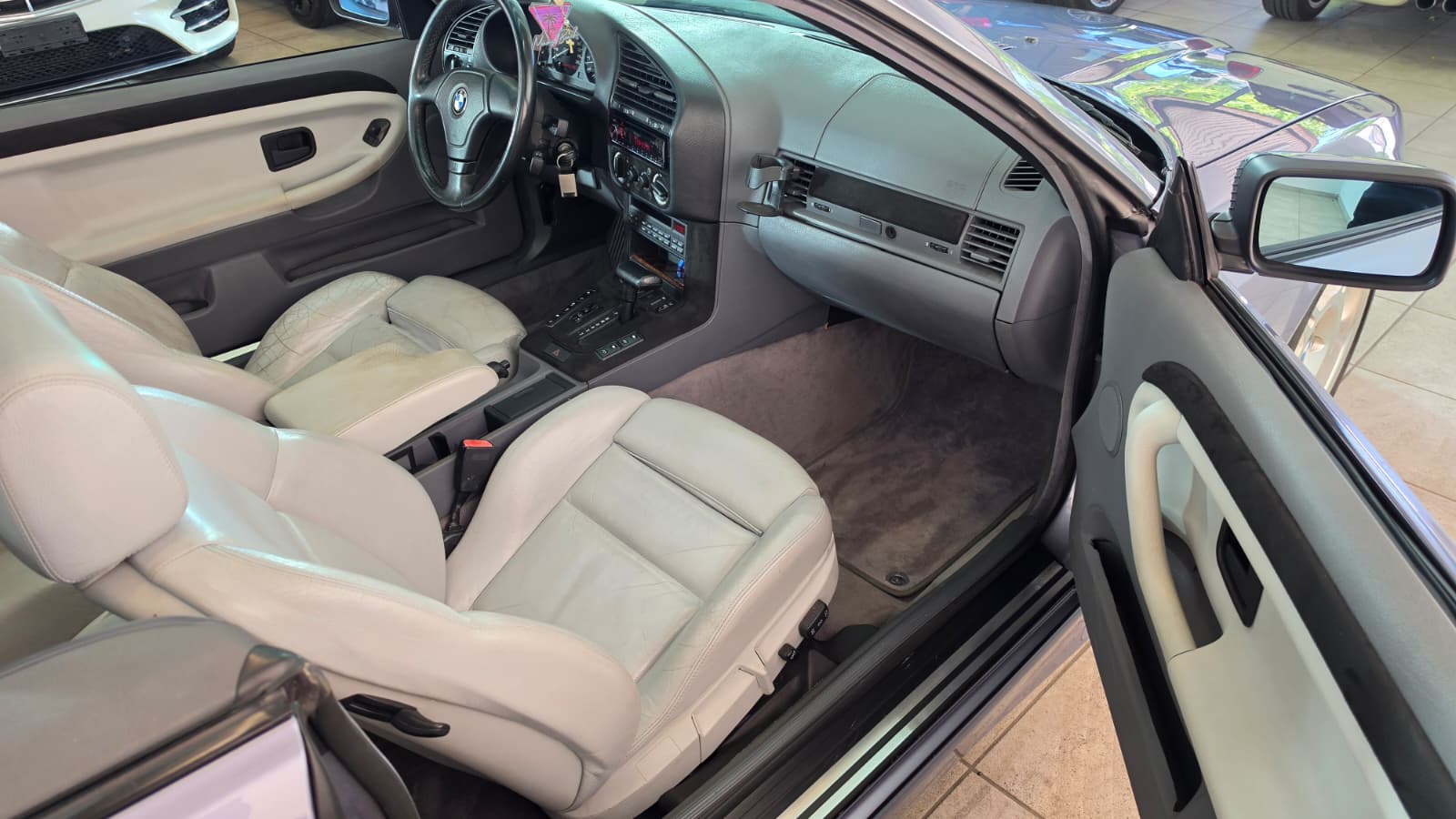 BMW E36 325i Cabrio, TOP FAHRZEUG, FRISCH AB SERVICE UND FRISCH AB MFK OPTISCH UND TECHNISCH EINWANDFREI LIEBHABER FAHRZEUG.-image-12
