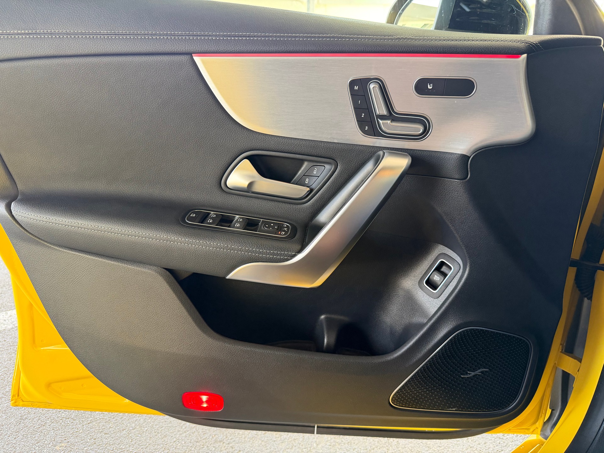 MERCEDES-BENZ CLA 250 4Matic AMG Line 7G-DCT *SONDERLACKIERUNG SUN-YELLOW*-image-31