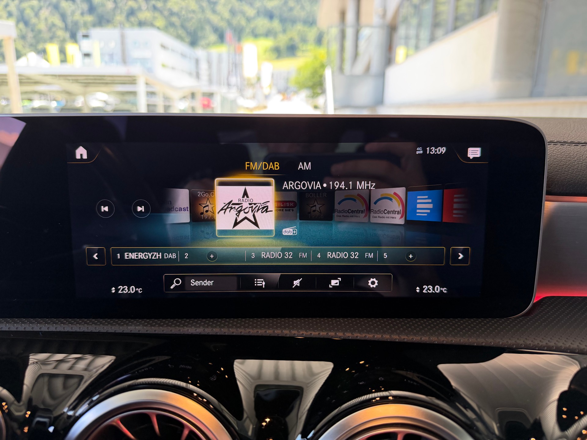 MERCEDES-BENZ CLA 250 4Matic AMG Line 7G-DCT *SONDERLACKIERUNG SUN-YELLOW*-image-28