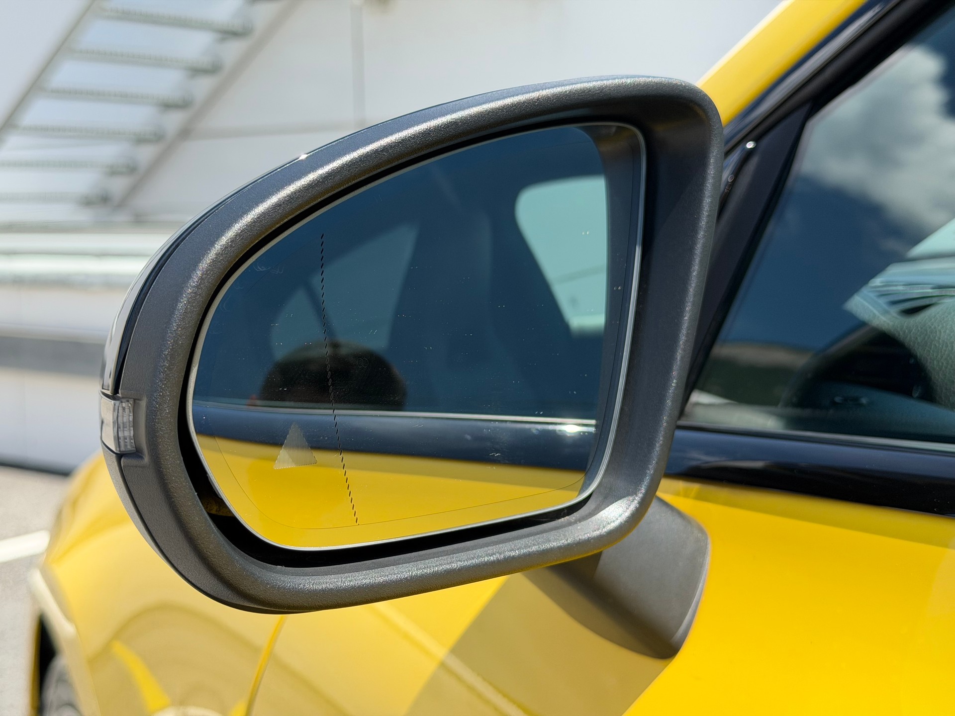 MERCEDES-BENZ CLA 250 4Matic AMG Line 7G-DCT *SONDERLACKIERUNG SUN-YELLOW*-image-14