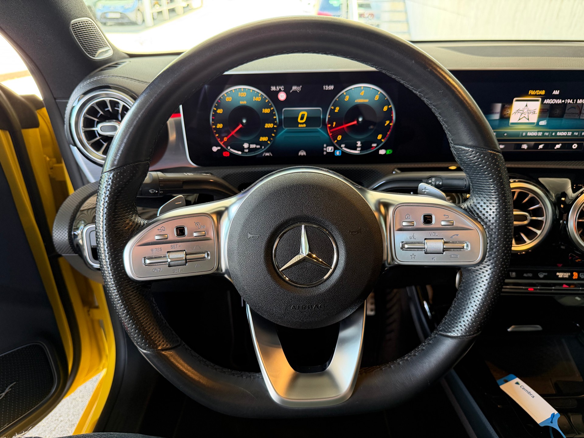 MERCEDES-BENZ CLA 250 4Matic AMG Line 7G-DCT *SONDERLACKIERUNG SUN-YELLOW*-image-30