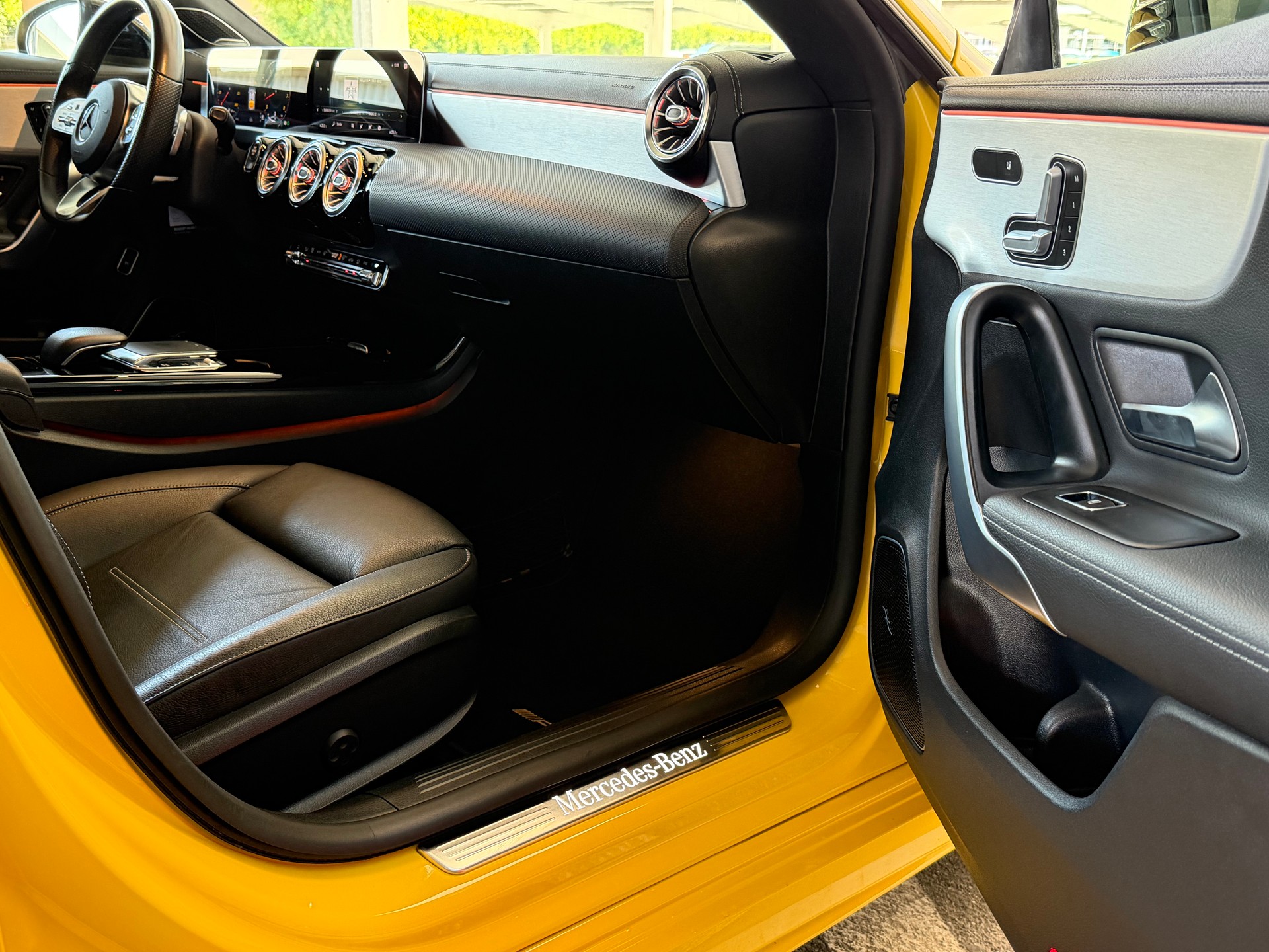 MERCEDES-BENZ CLA 250 4Matic AMG Line 7G-DCT *SONDERLACKIERUNG SUN-YELLOW*-image-23