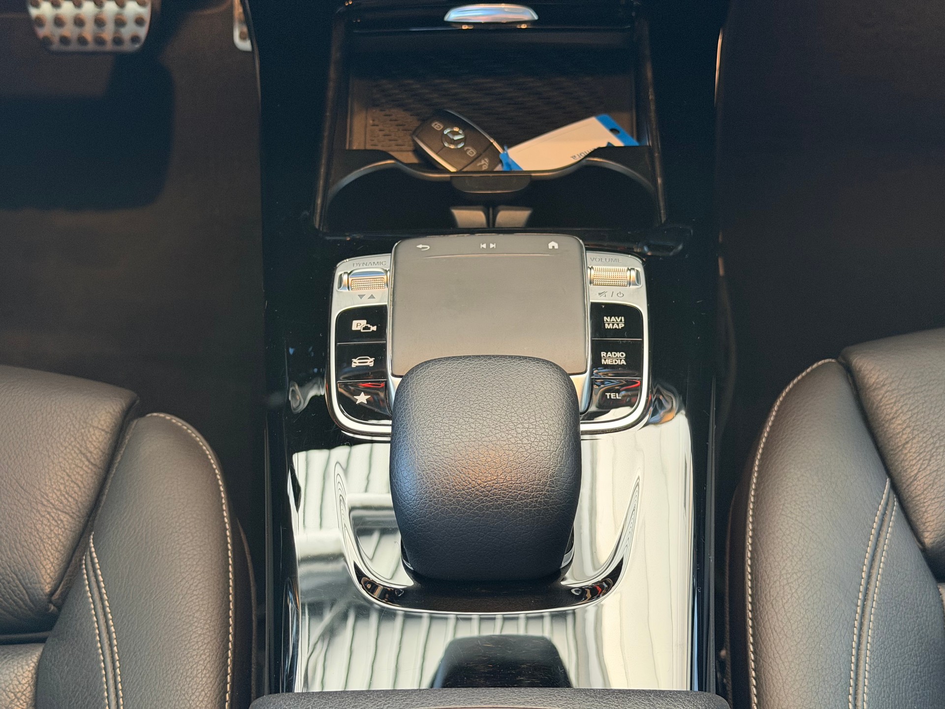 MERCEDES-BENZ CLA 250 4Matic AMG Line 7G-DCT *SONDERLACKIERUNG SUN-YELLOW*-image-22