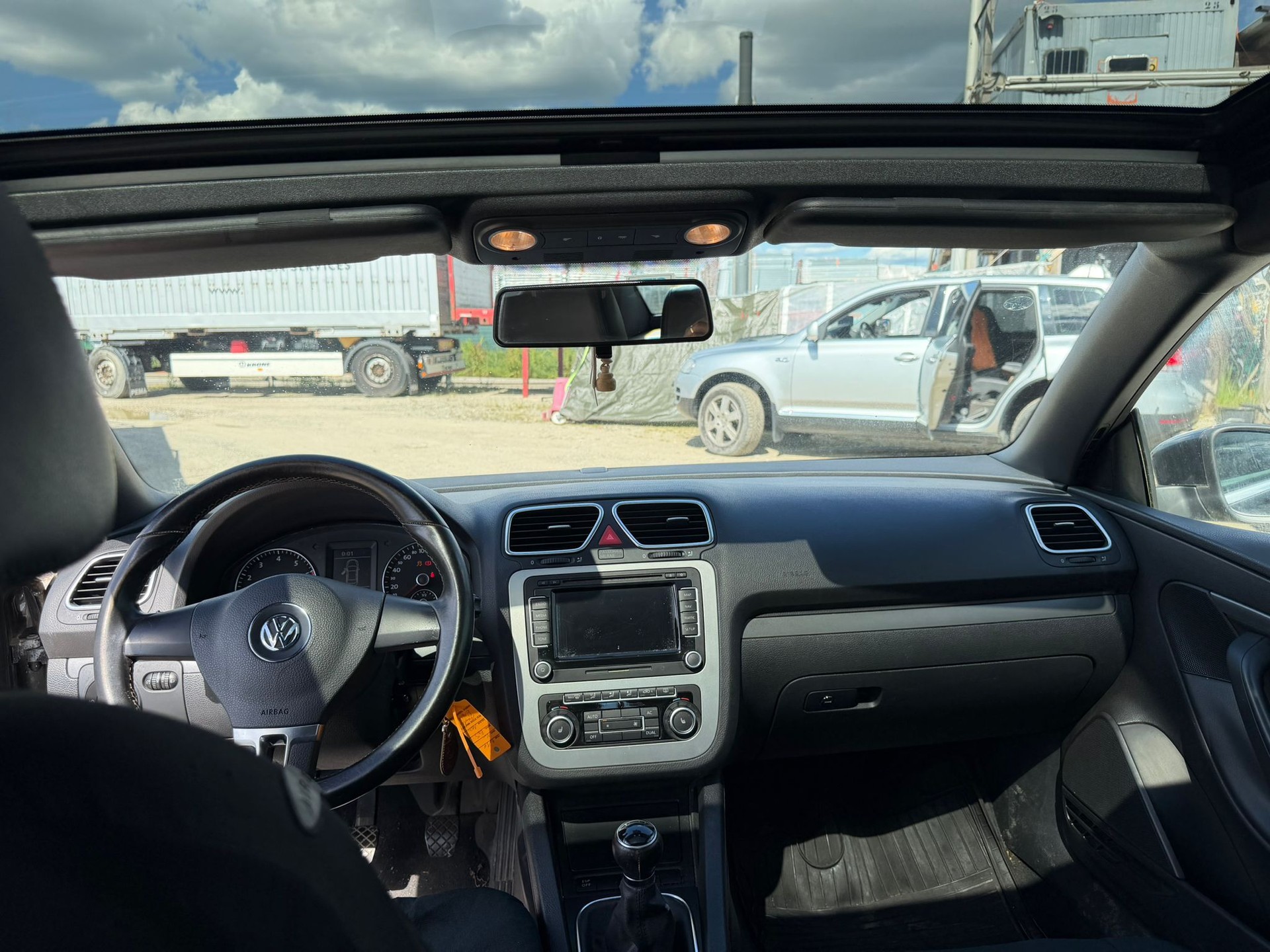 VW Eos 1.4 TSI BlueMotion Technology White Night-image-9