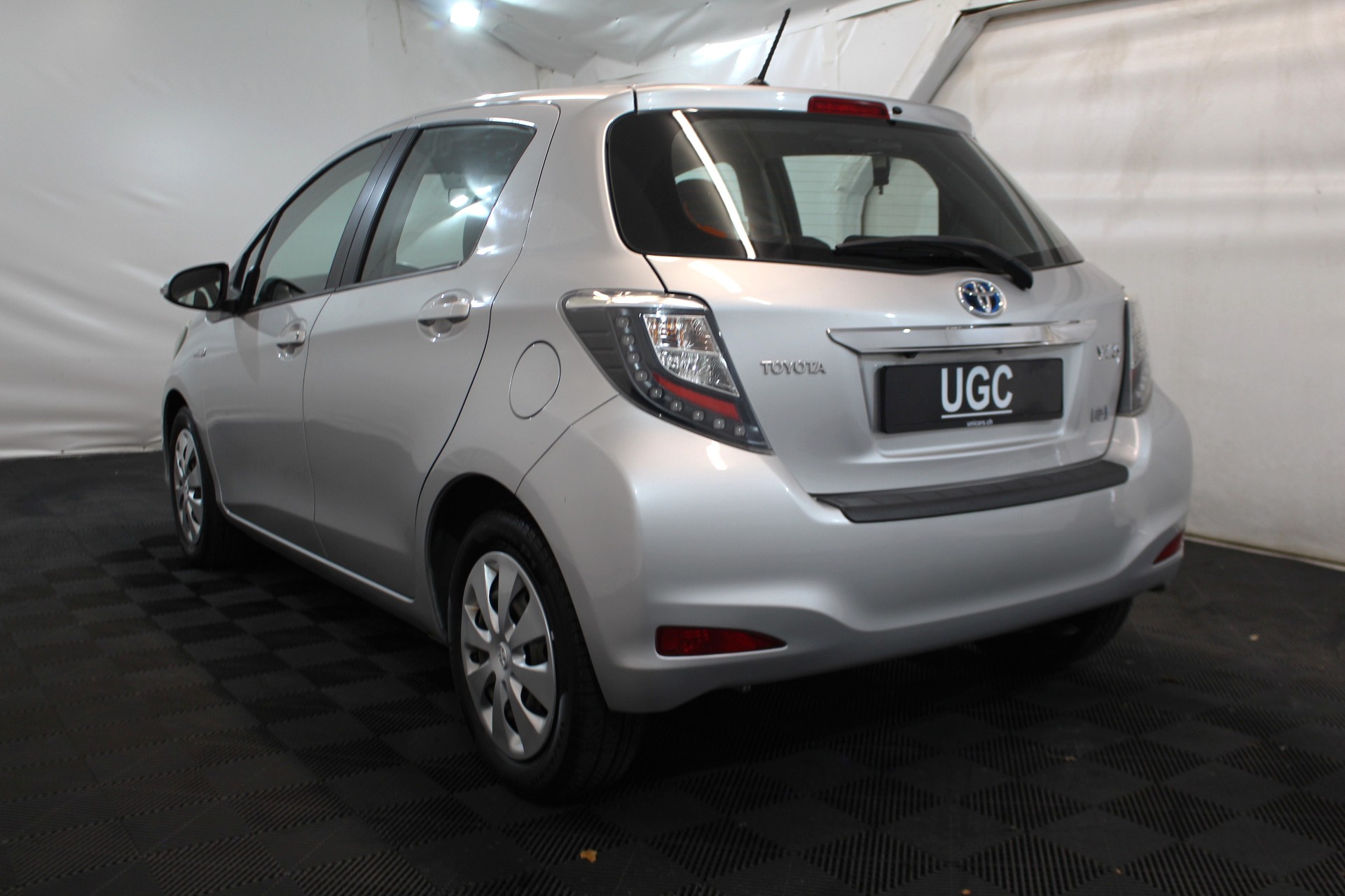 TOYOTA Yaris 1.5 VVT-i HSD Luna-image-3