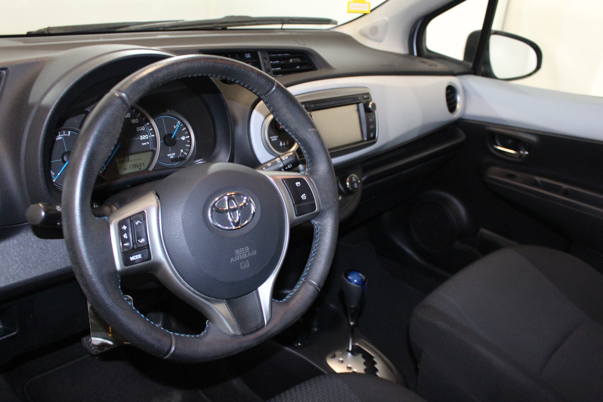 TOYOTA Yaris 1.5 VVT-i HSD Luna-image-11