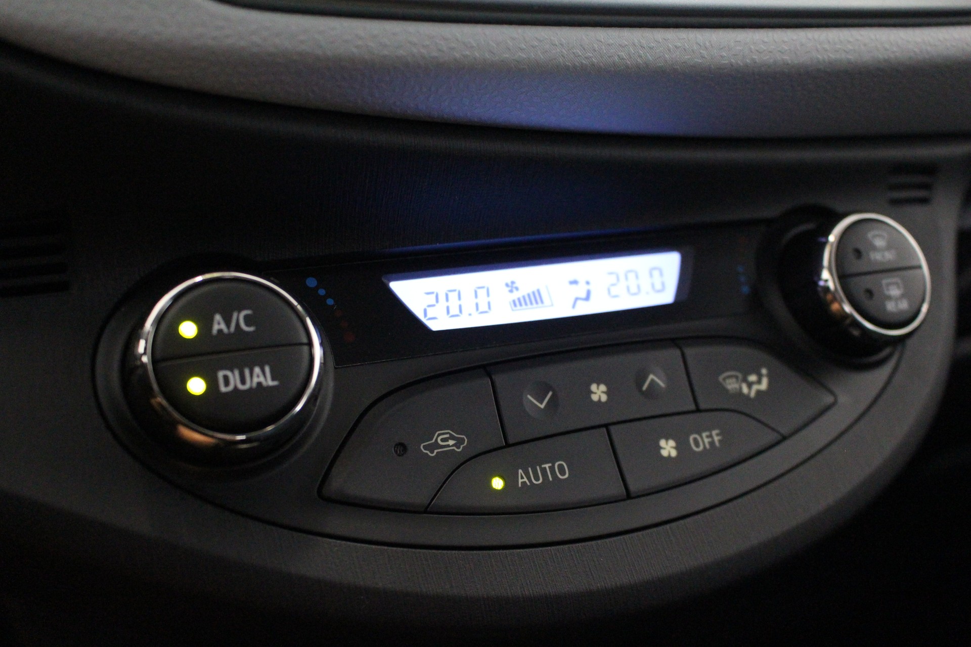 TOYOTA Yaris 1.5 VVT-i HSD Luna-image-17