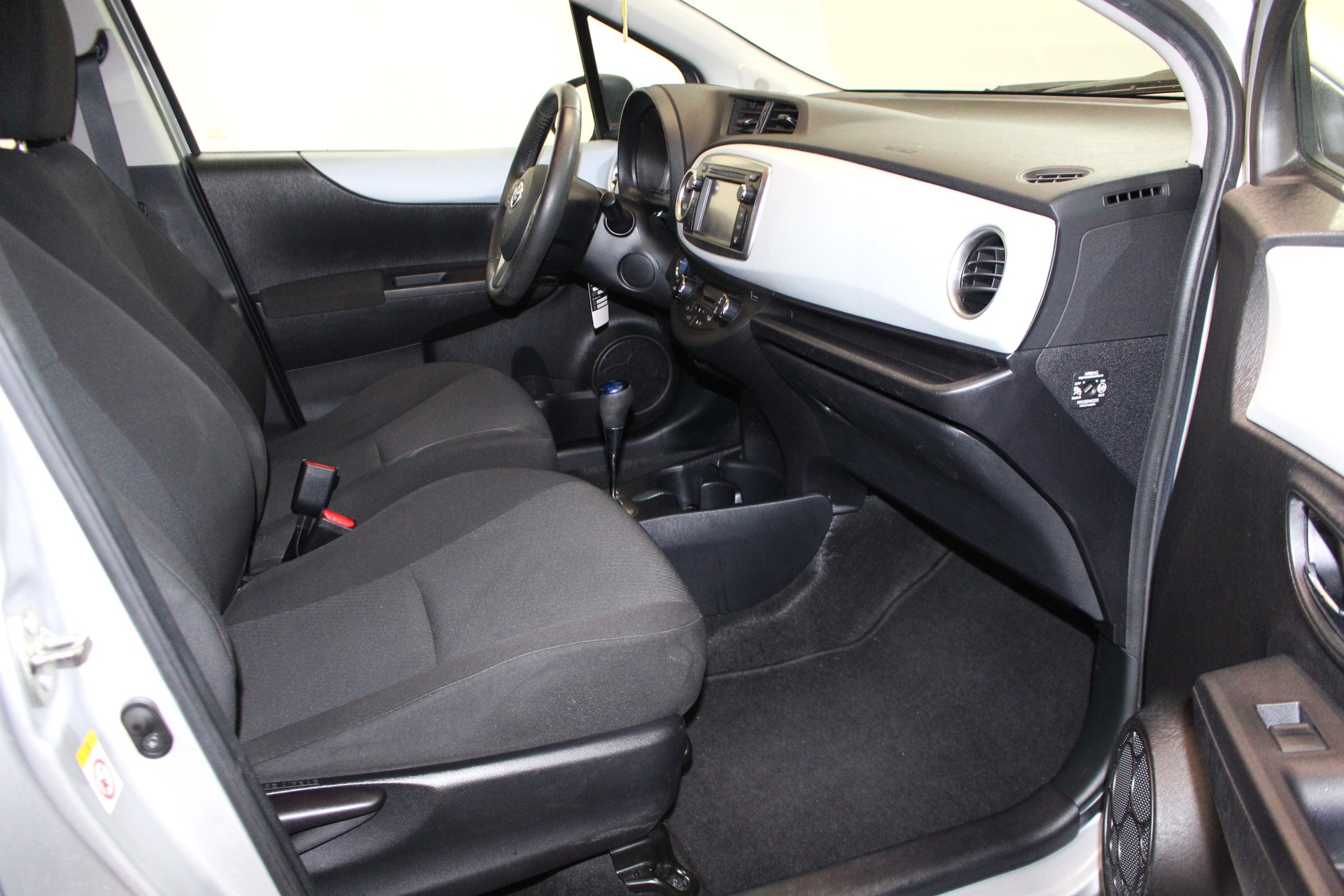 TOYOTA Yaris 1.5 VVT-i HSD Luna-image-10