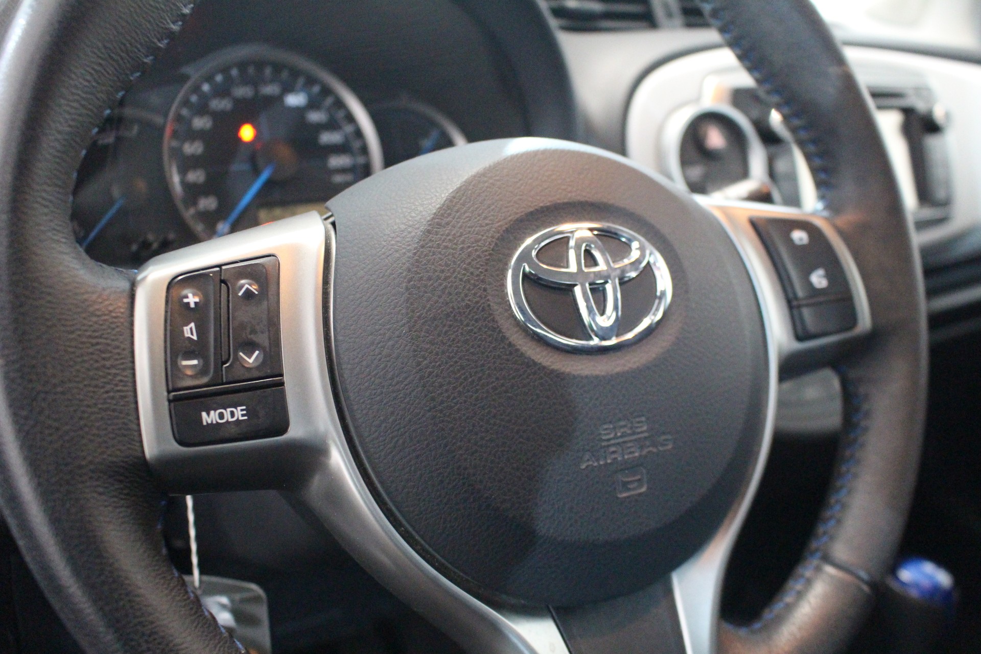 TOYOTA Yaris 1.5 VVT-i HSD Luna-image-13