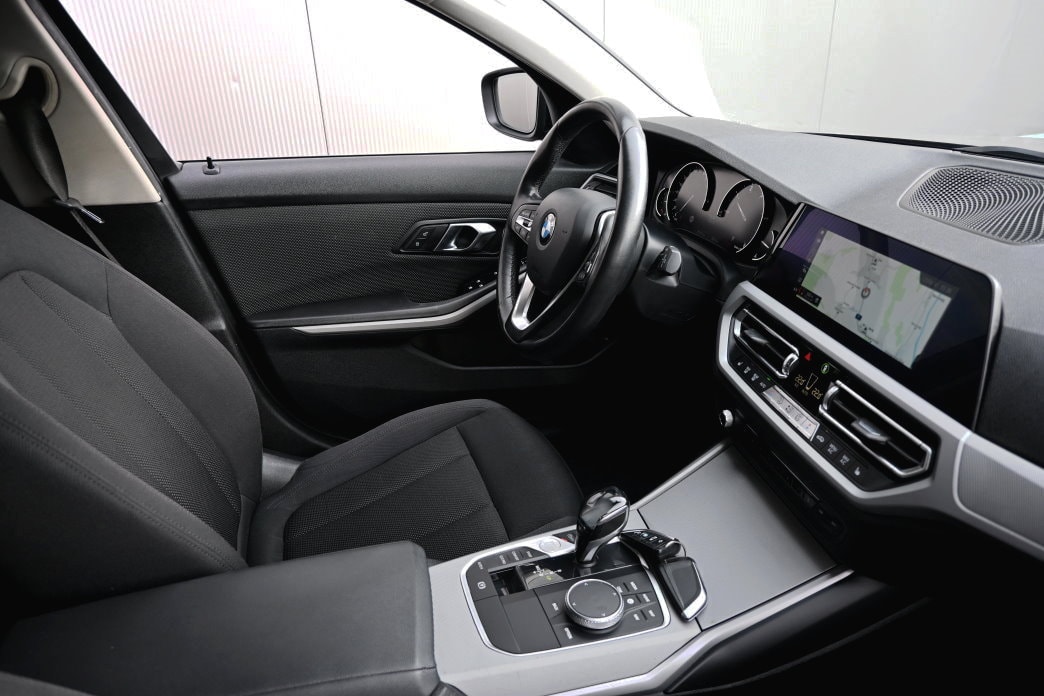 BMW 320d xDrive Touring Steptronic-image-6