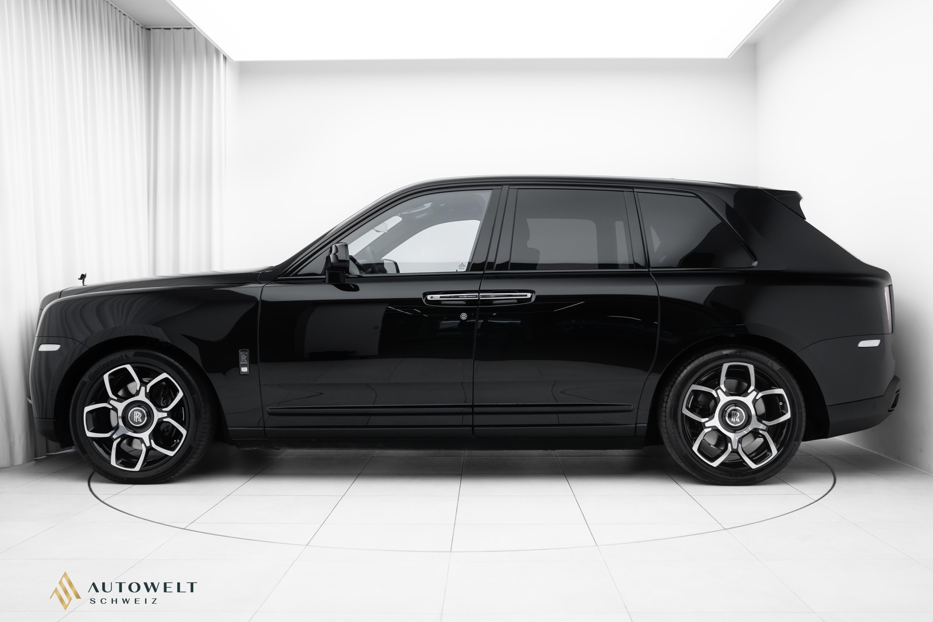 ROLLS-ROYCE Cullinan 6.7 V12 Black Badge-showroom-element-1