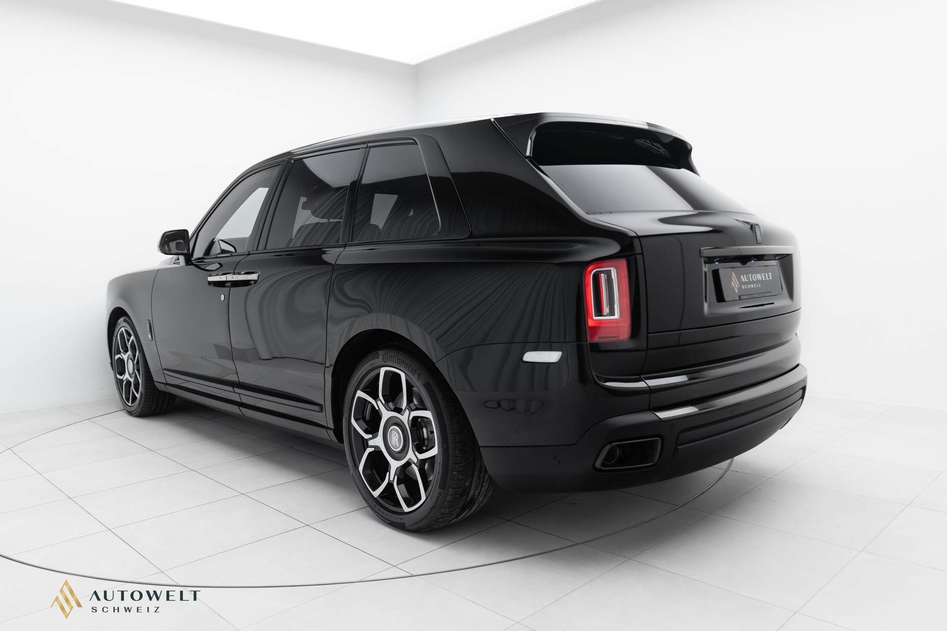 ROLLS-ROYCE Cullinan 6.7 V12 Black Badge-showroom-element-3