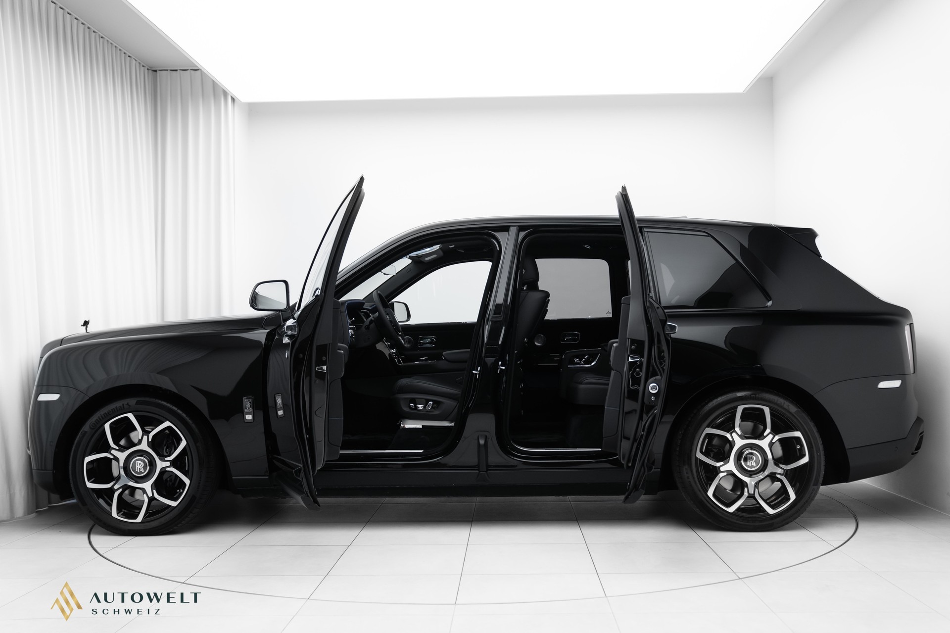 ROLLS-ROYCE Cullinan 6.7 V12 Black Badge-showroom-element-2