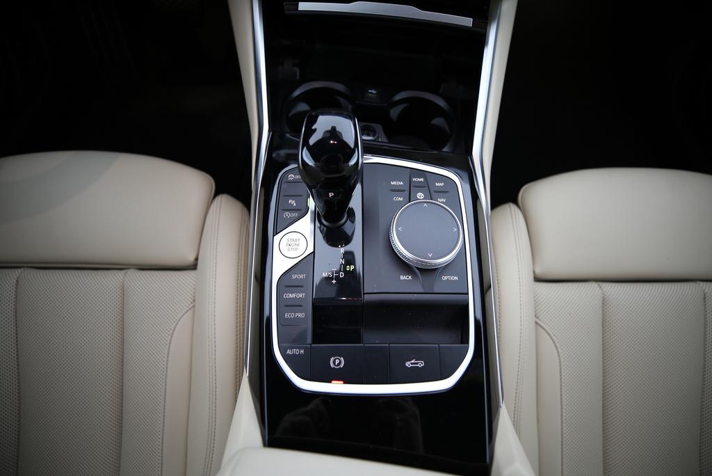 BMW 420i Cabrio-image-10