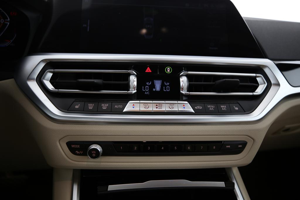 BMW 420i Cabrio-image-11