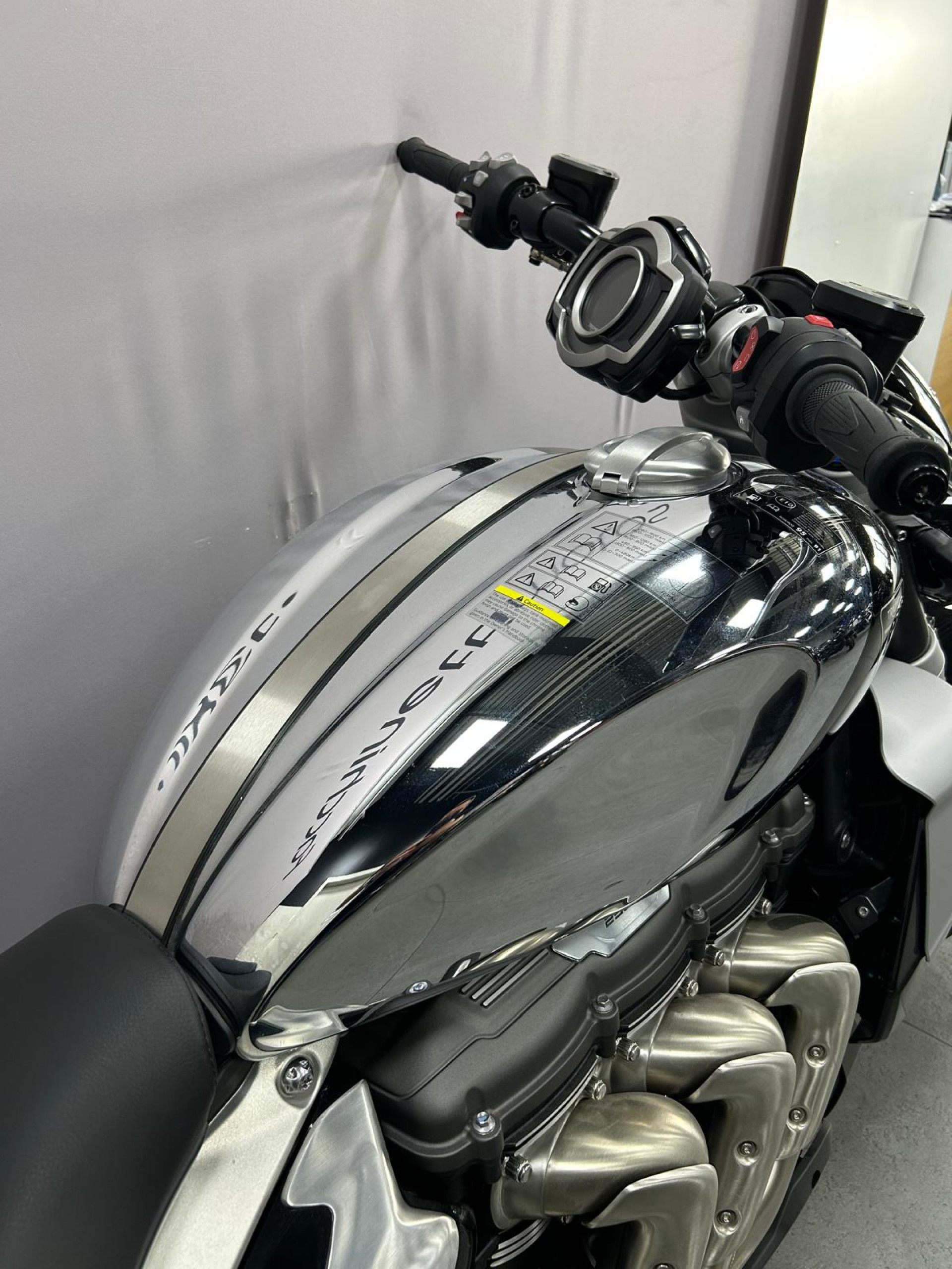 TRIUMPH Rocket 3 R Chrome Edition-showroom-element-2
