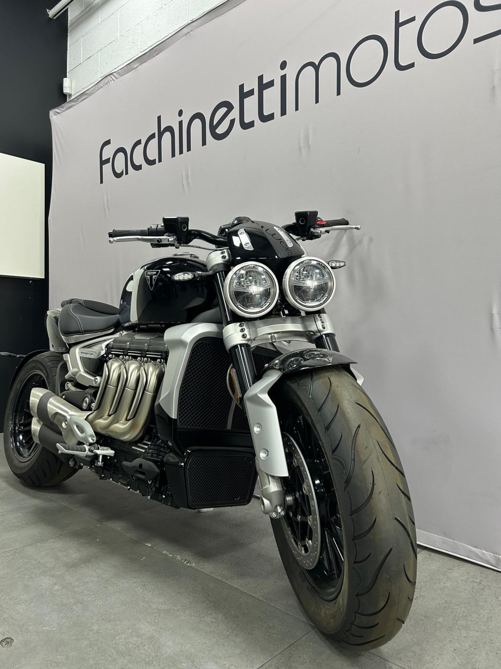TRIUMPH Rocket 3 R Chrome Edition-showroom-element-3