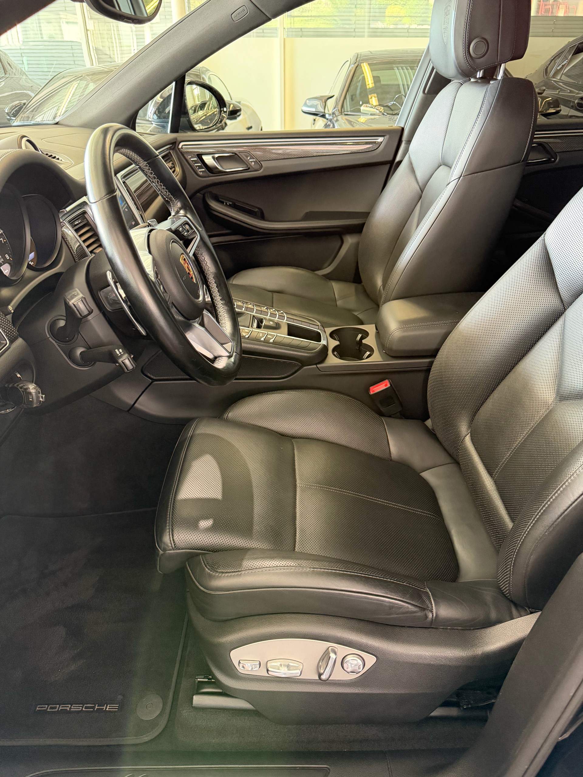 PORSCHE Macan PDK | CH | Swiss Package | Panorama | Sitzbelüftung | Carbon | Memory | DAB |-image-11