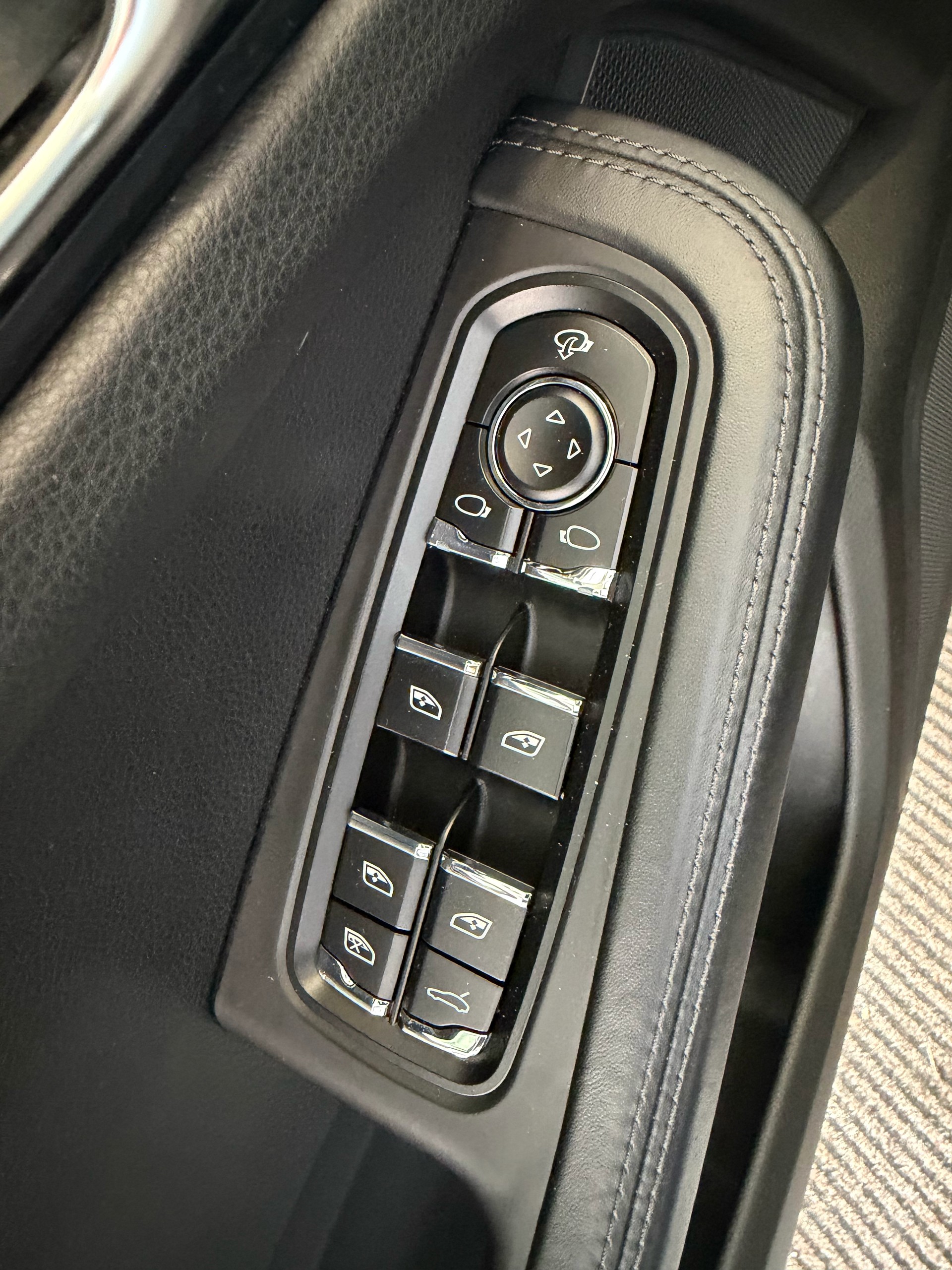 PORSCHE Macan PDK | CH | Swiss Package | Panorama | Sitzbelüftung | Carbon | Memory | DAB |-image-15