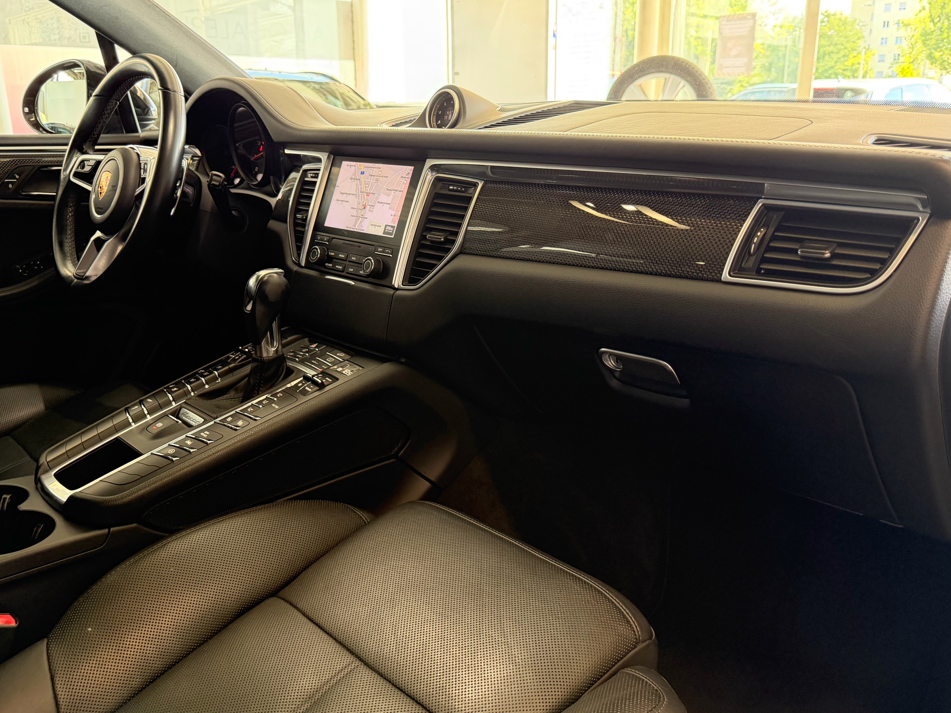 PORSCHE Macan PDK | CH | Swiss Package | Panorama | Sitzbelüftung | Carbon | Memory | DAB |-image-31