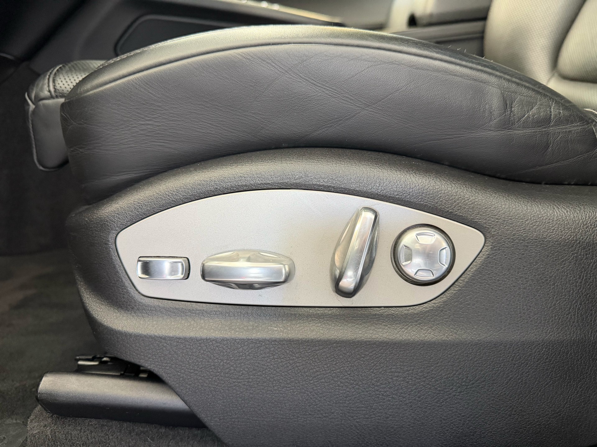PORSCHE Macan PDK | CH | Swiss Package | Panorama | Sitzbelüftung | Carbon | Memory | DAB |-image-12