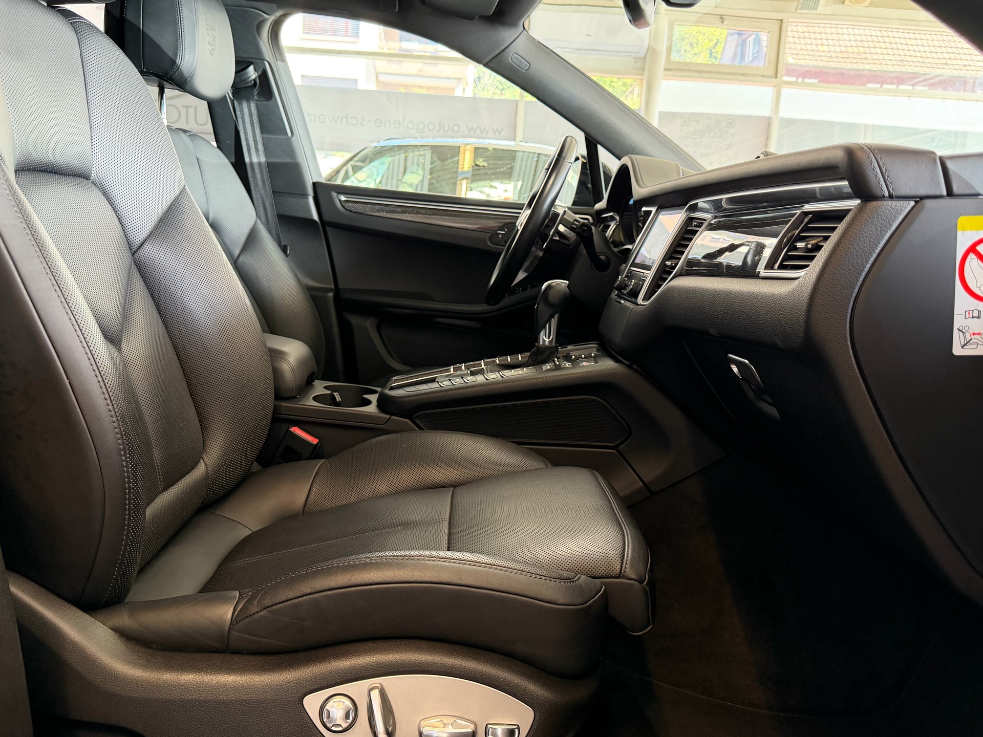 PORSCHE Macan PDK | CH | Swiss Package | Panorama | Sitzbelüftung | Carbon | Memory | DAB |-image-32